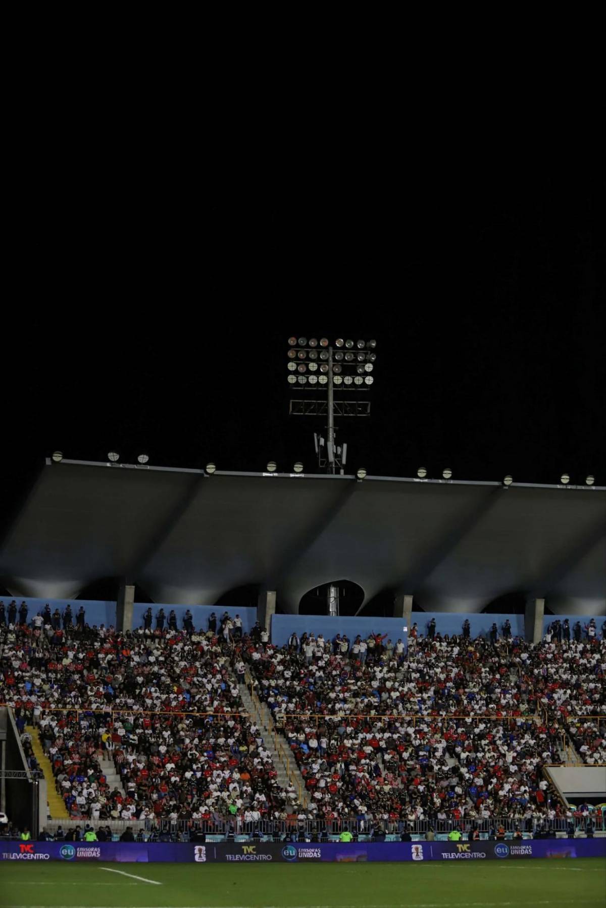 La Cybertruck de la 40, jugador casi se traga un confeti, los chalecos y locura de Espinel: las fotos más curiosas del título del Olimpia