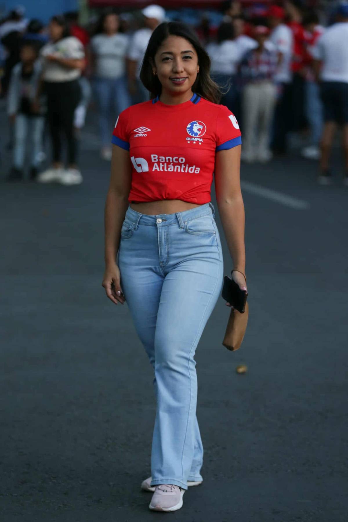 ¿Quién es la chica de la hermosa sonrisas? Hermosas aficionadas engalanan el Olimpia vs Alajuelense por Copa Centroamericana 2025