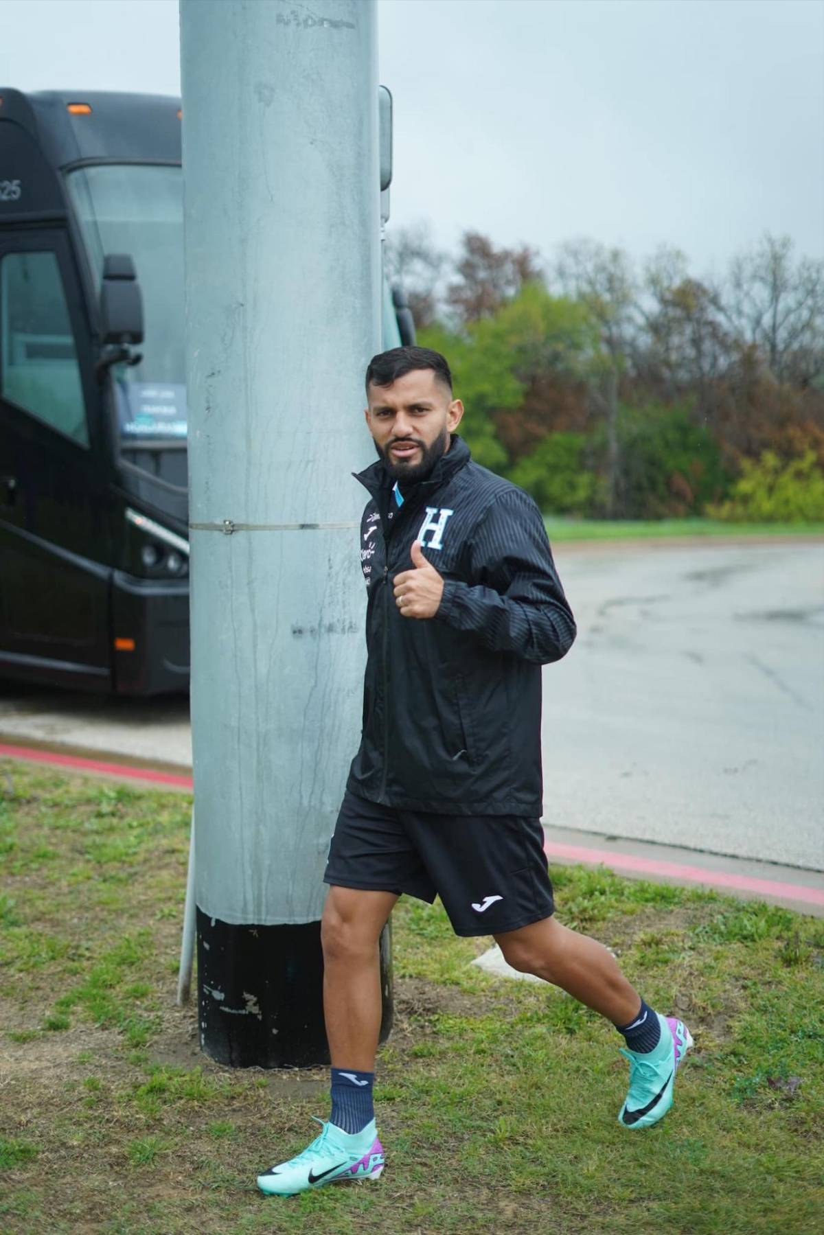El exjugador que visitó a la Selección de Honduras e hizo una oración con Reinaldo Rueda; así fue el nuevo entreno de la “H”