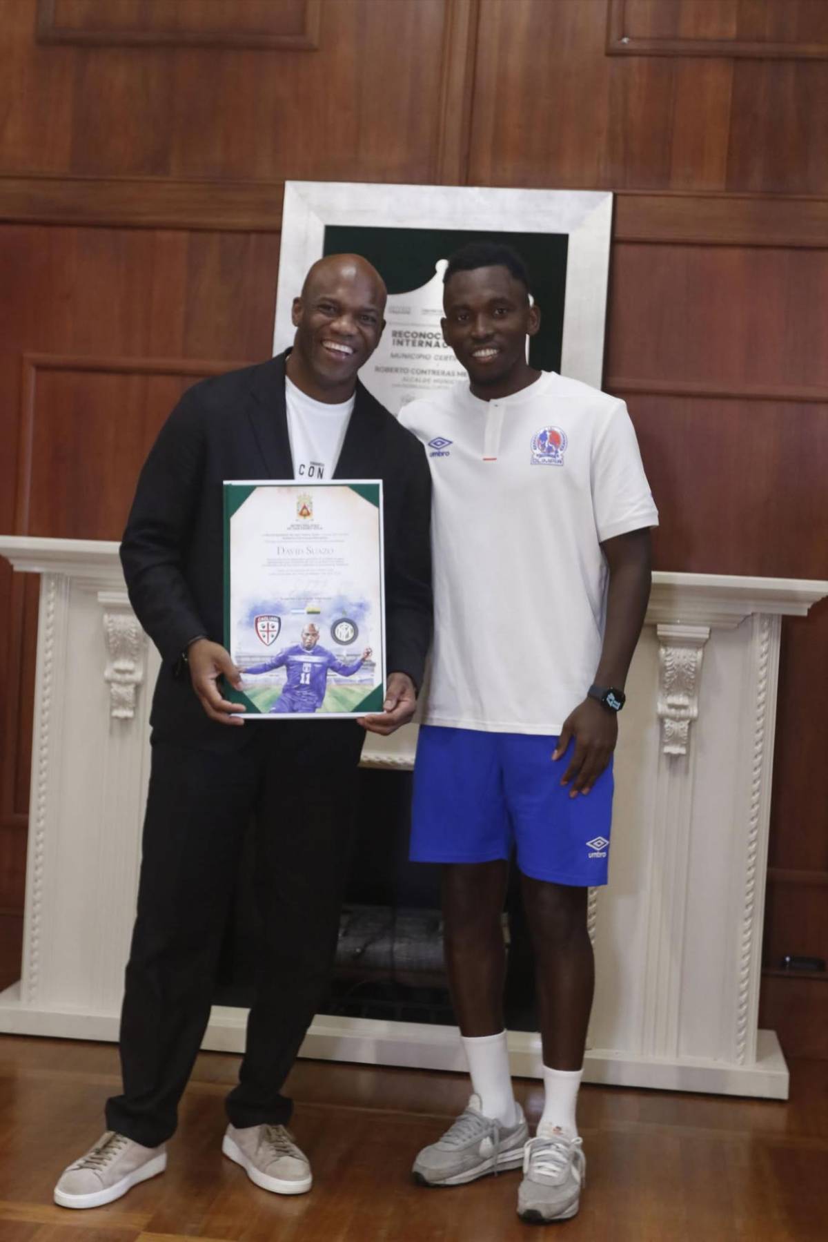 Así fue el homenaje a David Suazo en San Pedro Sula: firma de un libro histórico y llegaron los jugadores del Olimpia