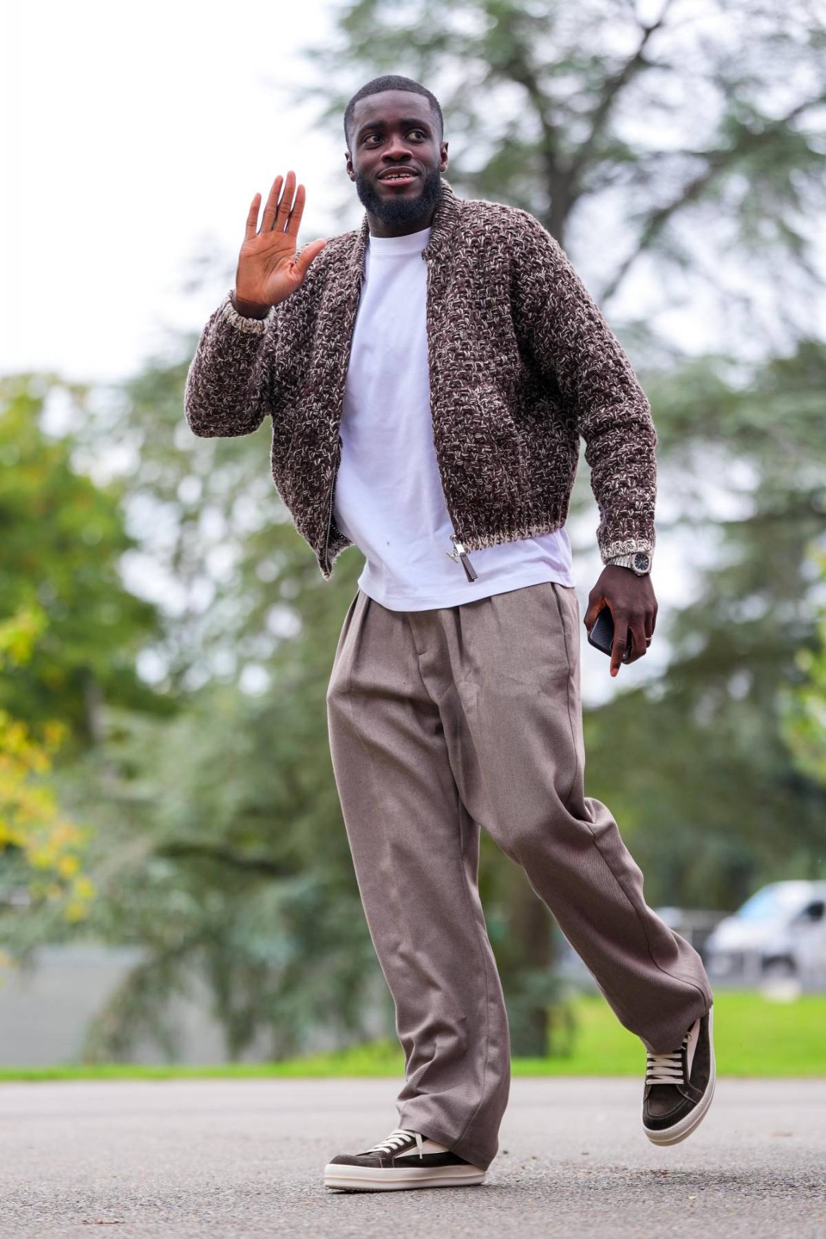 Camavinga superó a Koundé y agita las redes: así llegaron los jugadores de Francia y el look de Mbappé