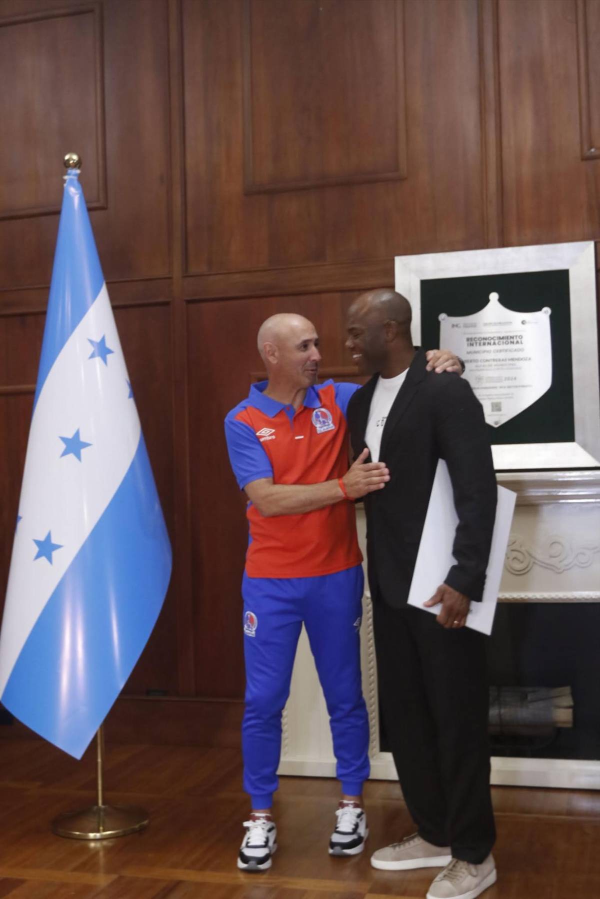 Así fue el homenaje a David Suazo en San Pedro Sula: firma de un libro histórico y llegaron los jugadores del Olimpia