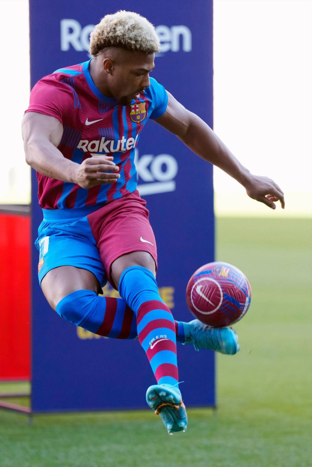 Regalo de Laporta, nuevo dorsal y su monstruoso físico: Así fue la presentación de Adama Traoré con el Barcelona