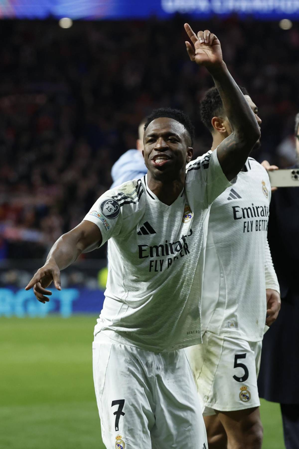 La polémica del año, el fallo y burla de Vinicius al Atlético y épica celebración de Real Madrid tras clasificar a cuartos