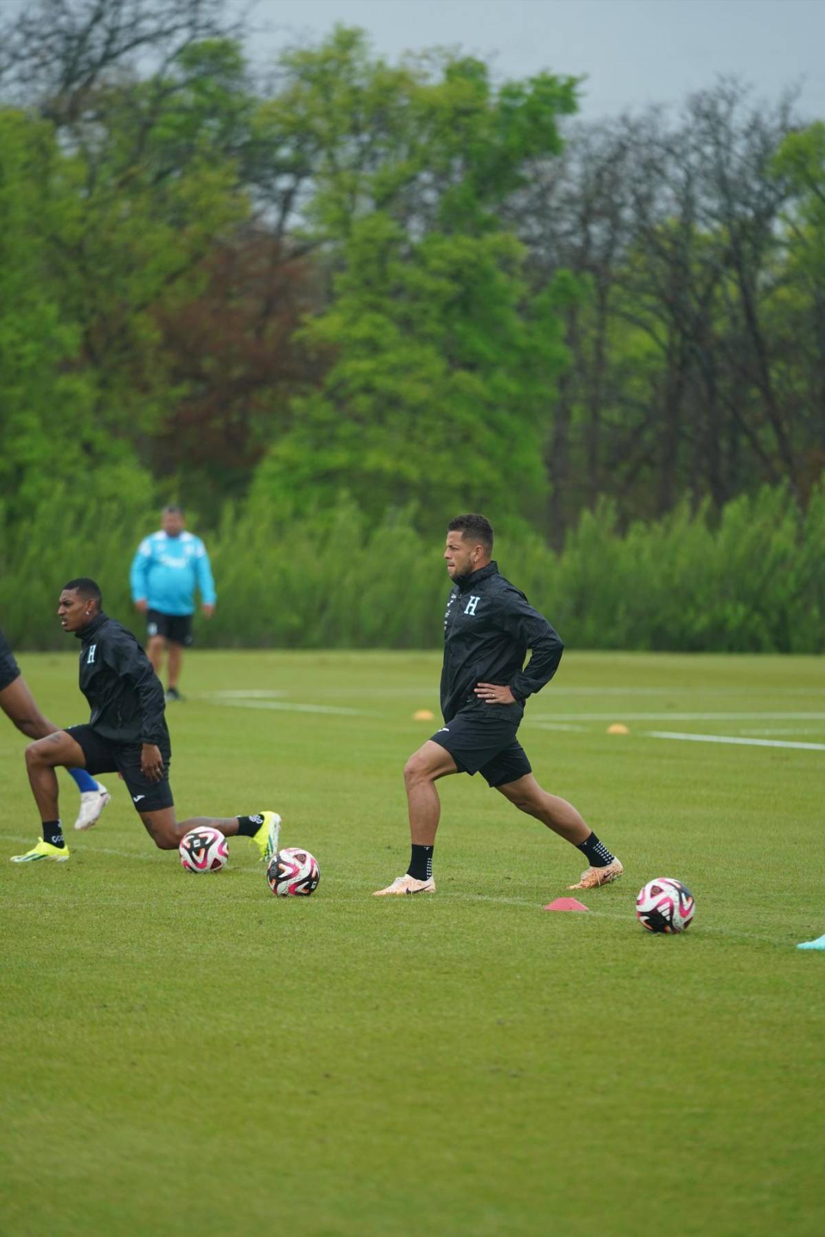 El exjugador que visitó a la Selección de Honduras e hizo una oración con Reinaldo Rueda; así fue el nuevo entreno de la “H”