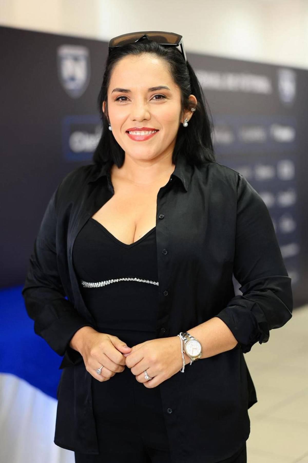 Así es la bella periodista que fue atacada verbalmente por el Fantasma y se defendió