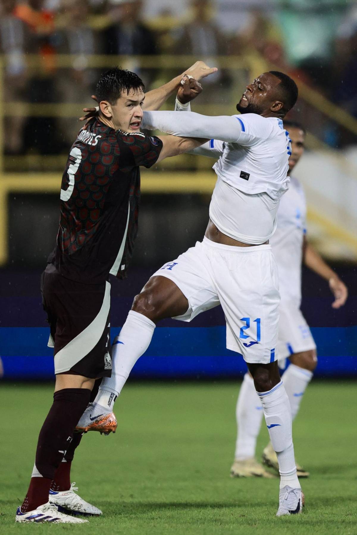 Yustin Arboleda tuvo debut destacado con Honduras frente a México, agarrón con dos jugadores y se le vio bien acompañado