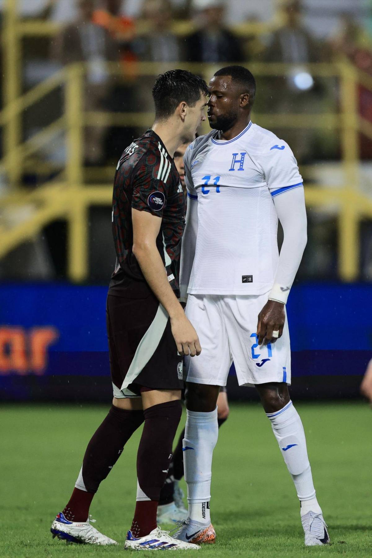Yustin Arboleda tuvo debut destacado con Honduras frente a México, agarrón con dos jugadores y se le vio bien acompañado
