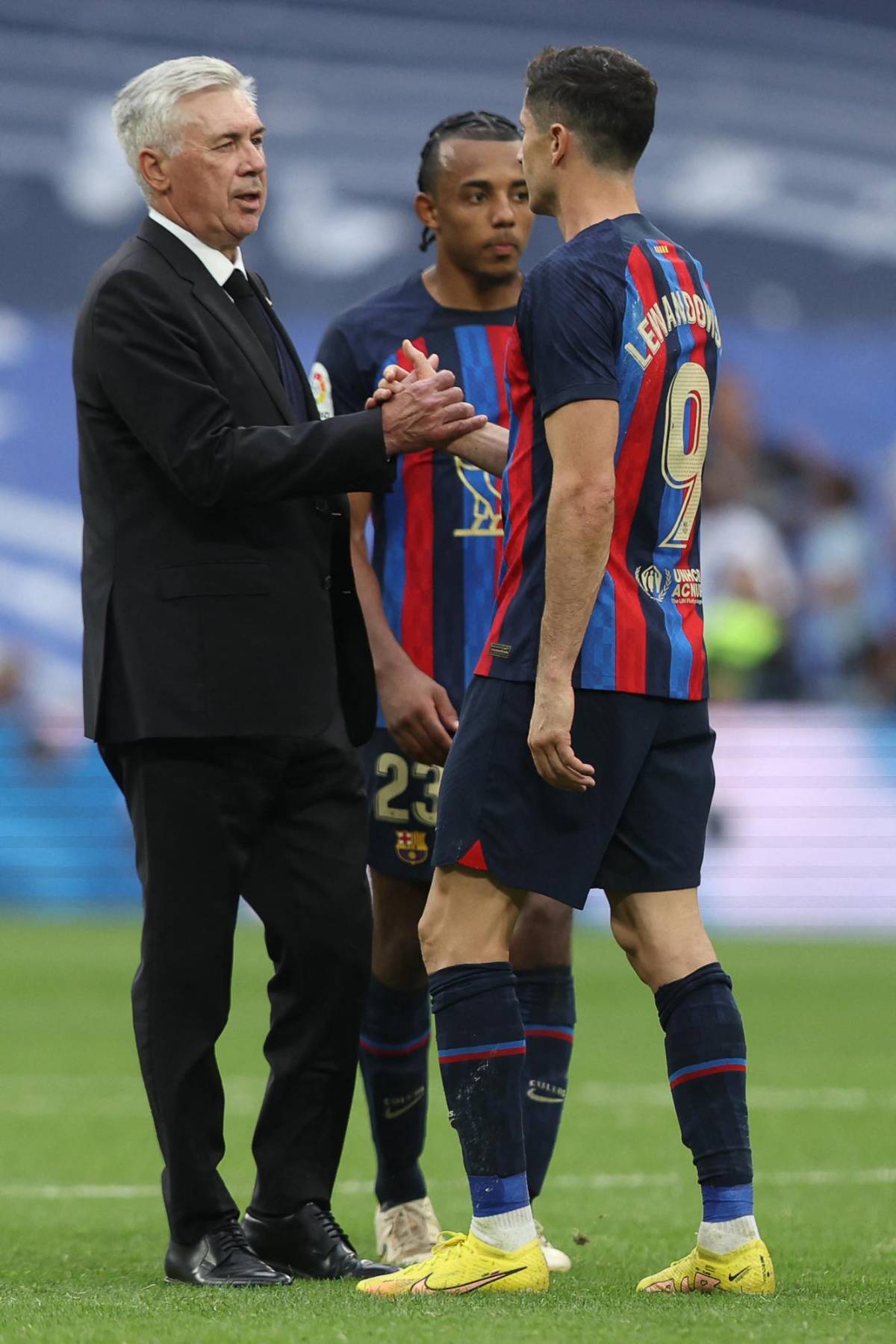 Lo que no viste del clásico español: El sufrimiento de Xavi, la tristeza de Lewandowski y el festejo del Real Madrid