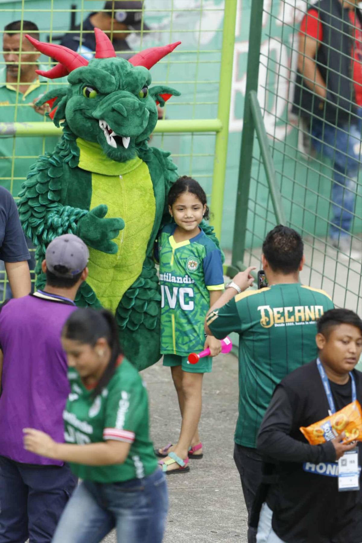 La chica de blanco que eclipsó a todos, el cevichito caro, pero rico, y el jugador que sorprendió al Marathón