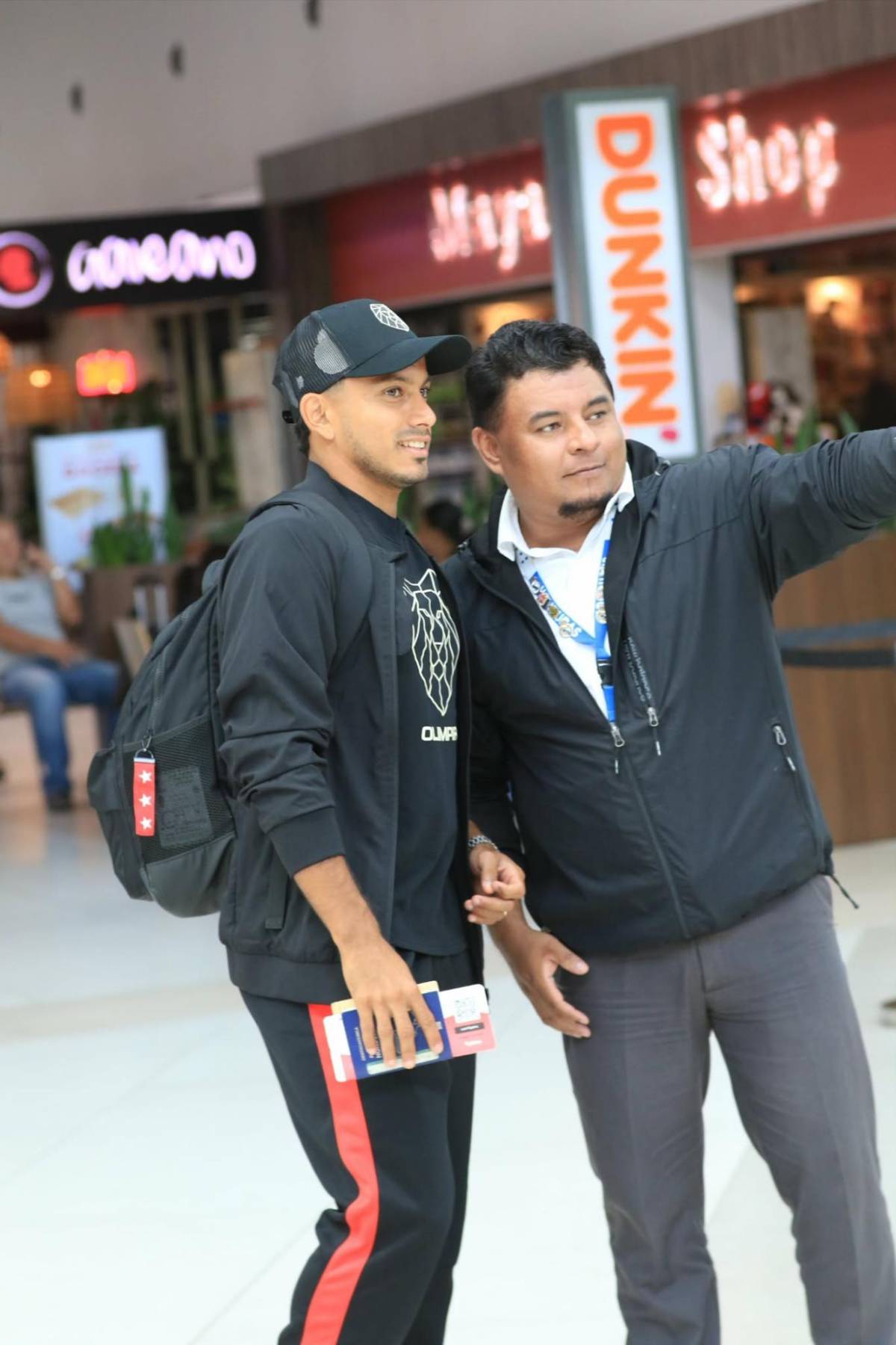 Menjívar y Edwin fueron sorprendidos y fan robó suspiros: Olimpia voló a Panamá