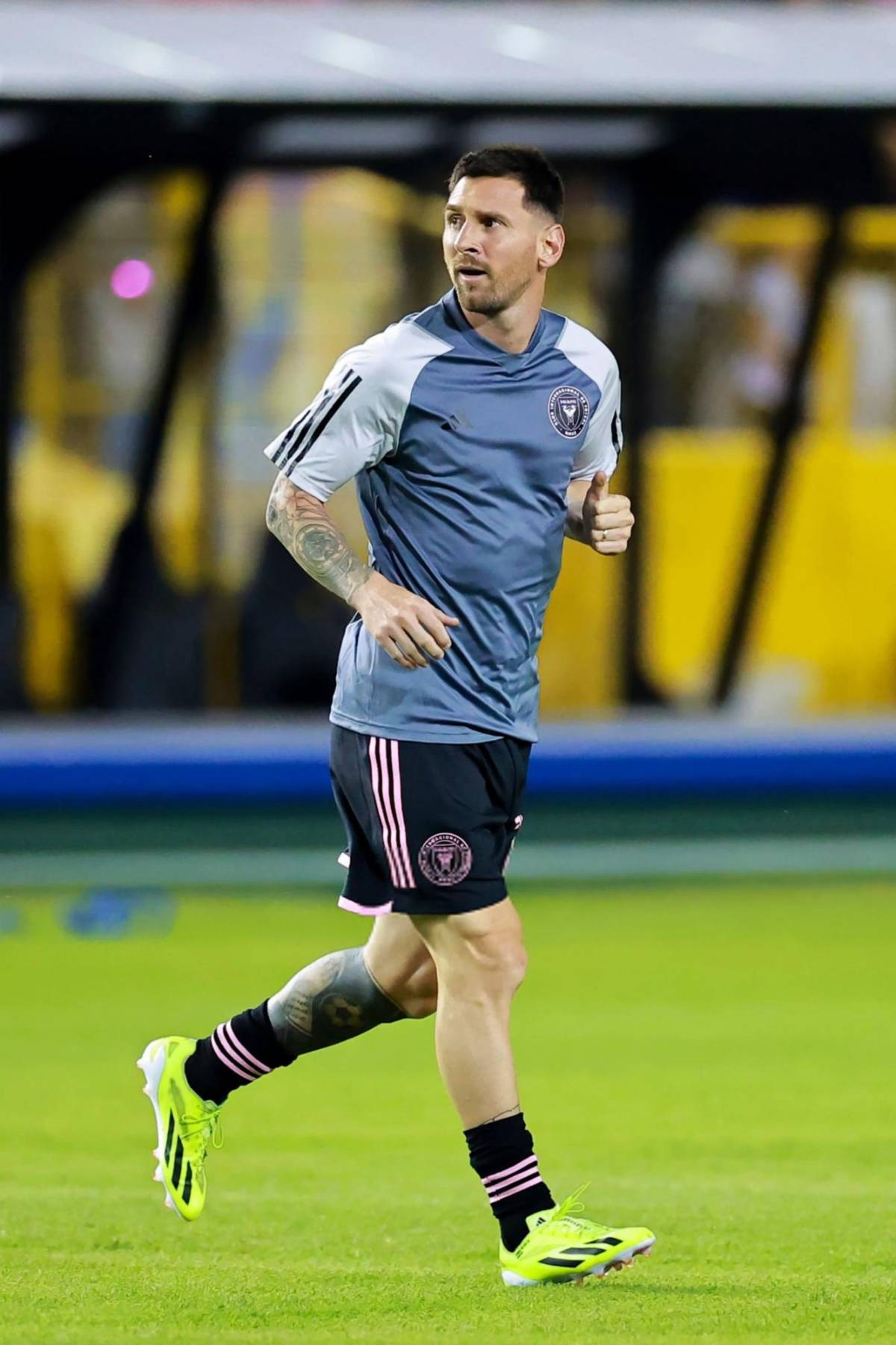 FOTOS: Viral abrazo de Messi con leyenda, el reencuentro con Suárez y colosal llenazo en El Salvador vs Inter Miami