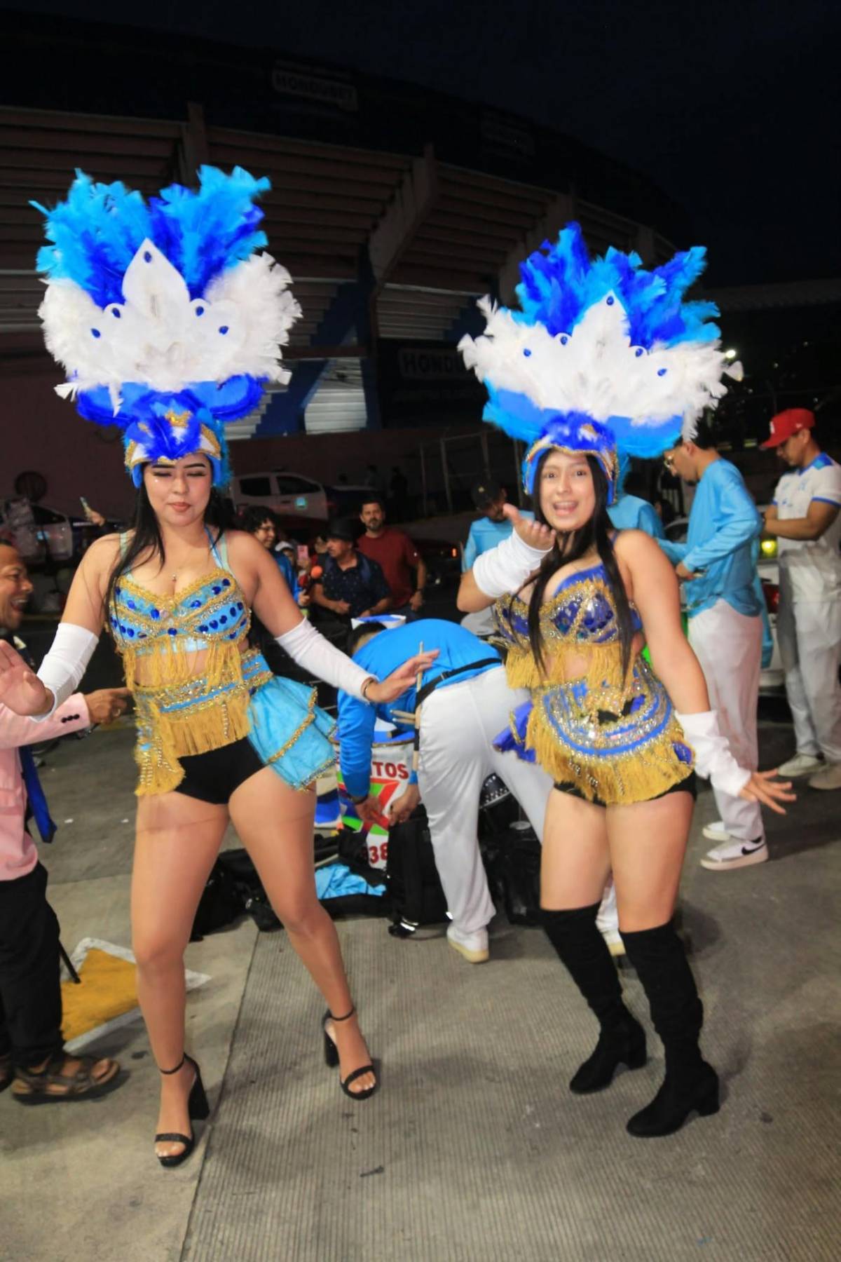 ¿Quién era la chica de azul? Pancarta sorprende, ritmo punta y jamaiquino con un ojo en Guatemala