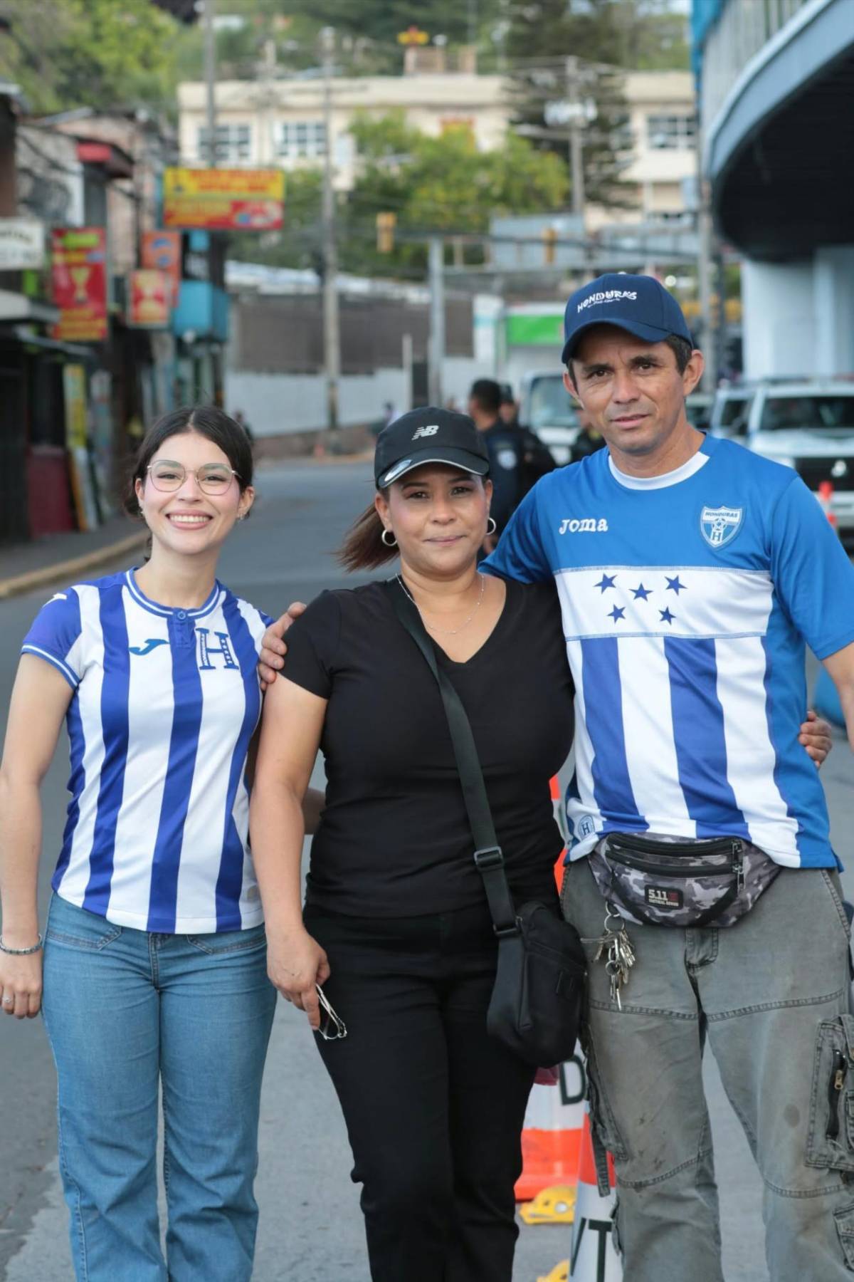 ¿Quién era la chica de azul? Pancarta sorprende, ritmo punta y jamaiquino con un ojo en Guatemala