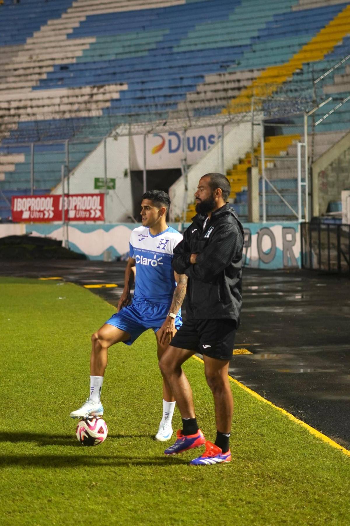 Selección de Honduras recibe visita de lujo previo al partido ante Jamaica por la Liga de Naciones de la Concacaf