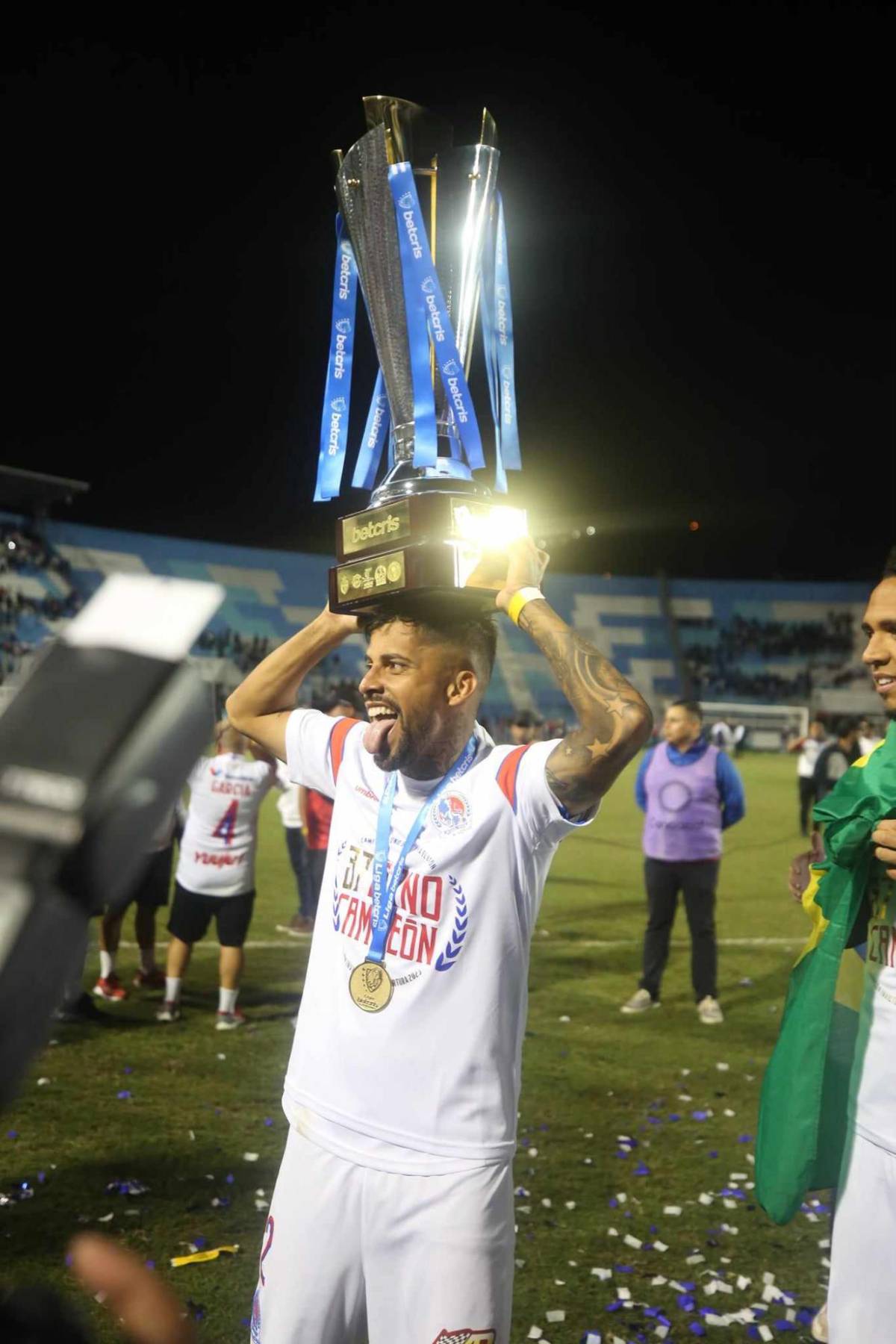 FOTOS: El que se robó el show en el festejo de Olimpia, el beso de Beckeles, legionarios presentes e invasión de cancha