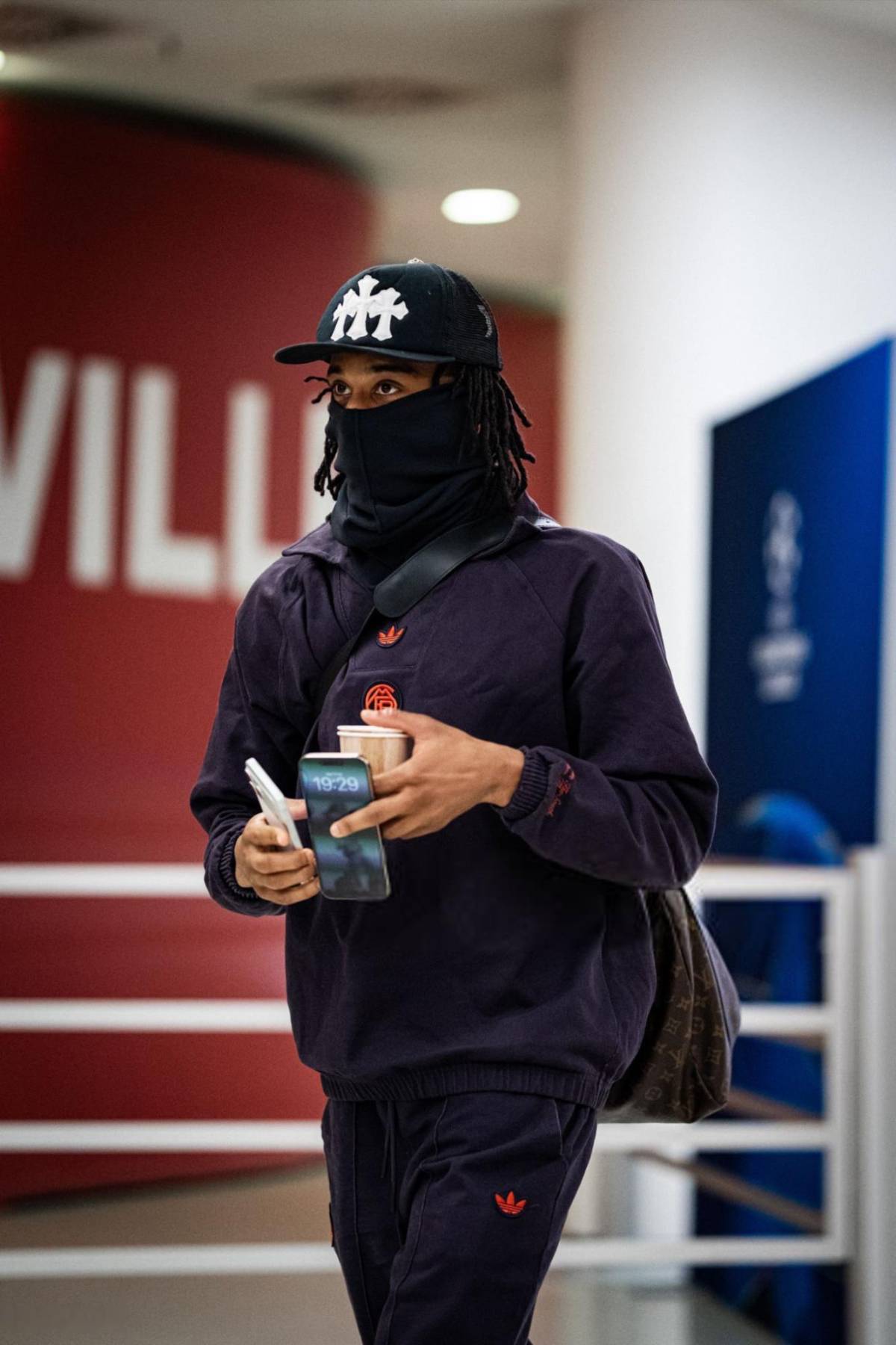 No se vio por TV: Mbappé y su gesto de enfado con la afición, el encapuchado, la jugada de la polémica, ¿y el VAR?