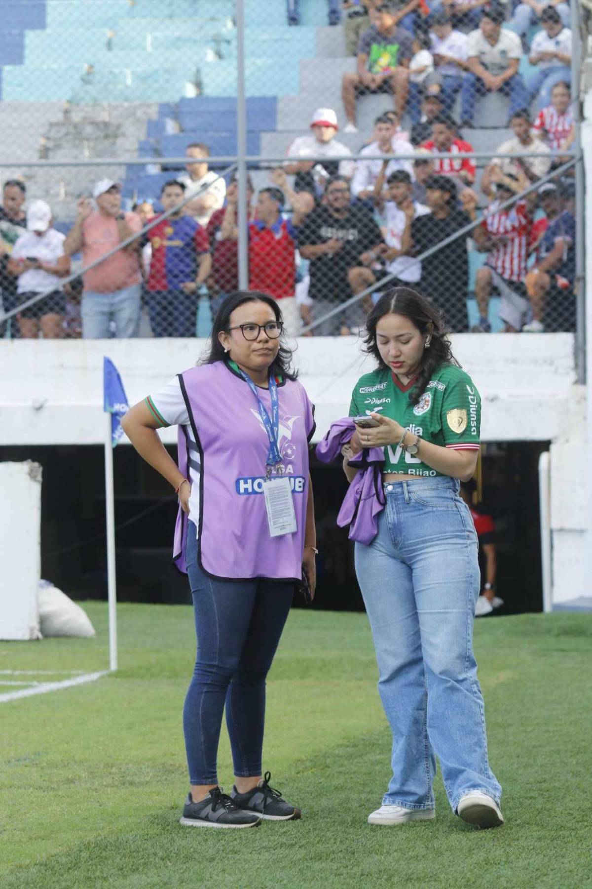 Bellas, pero creídas... ¡toda la hermosura en el Morazán, la pantalla y Keosseián 'casi besa' de la emoción a jugador del Olimpia!