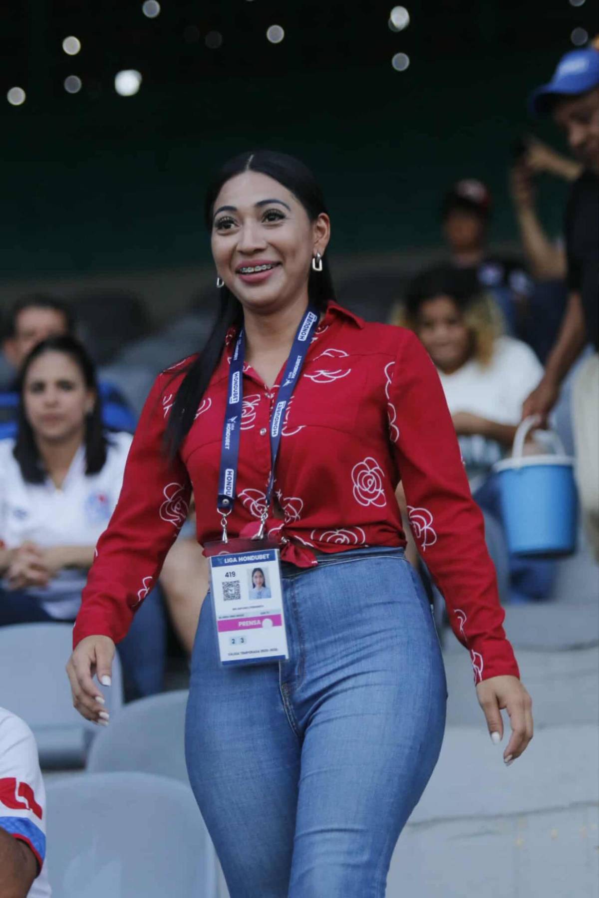 ¡Mis amores, las amo! Se soltaron las bellezas en el Morazán para el Olimpia-Génesis, ¿quién es la chica de rojo?