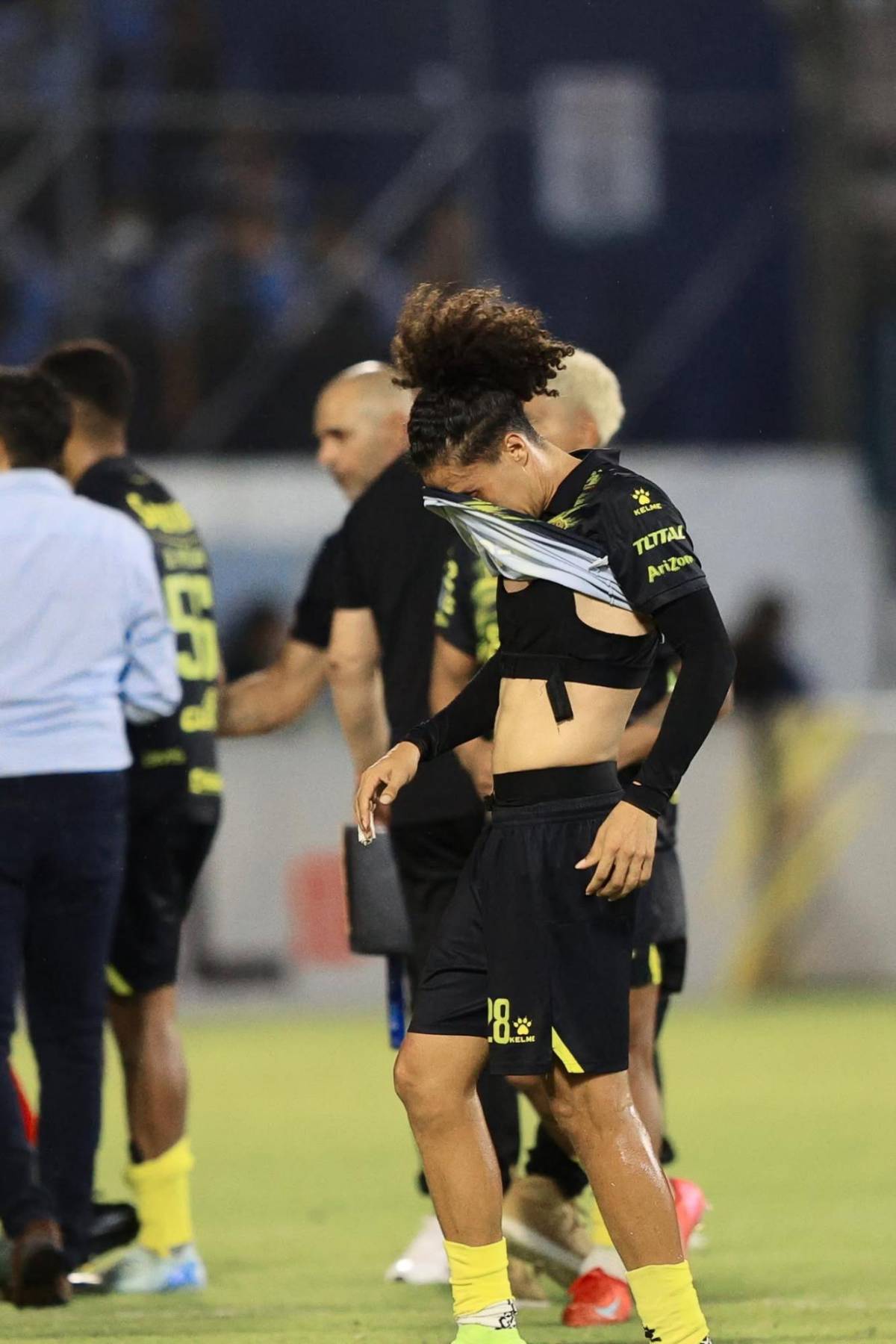 ¿Se metió una chica al partido? Las lágrimas de Edwin Rodríguez, el júbilo de Espinel, el desmayado y lo que hacía Nasralla