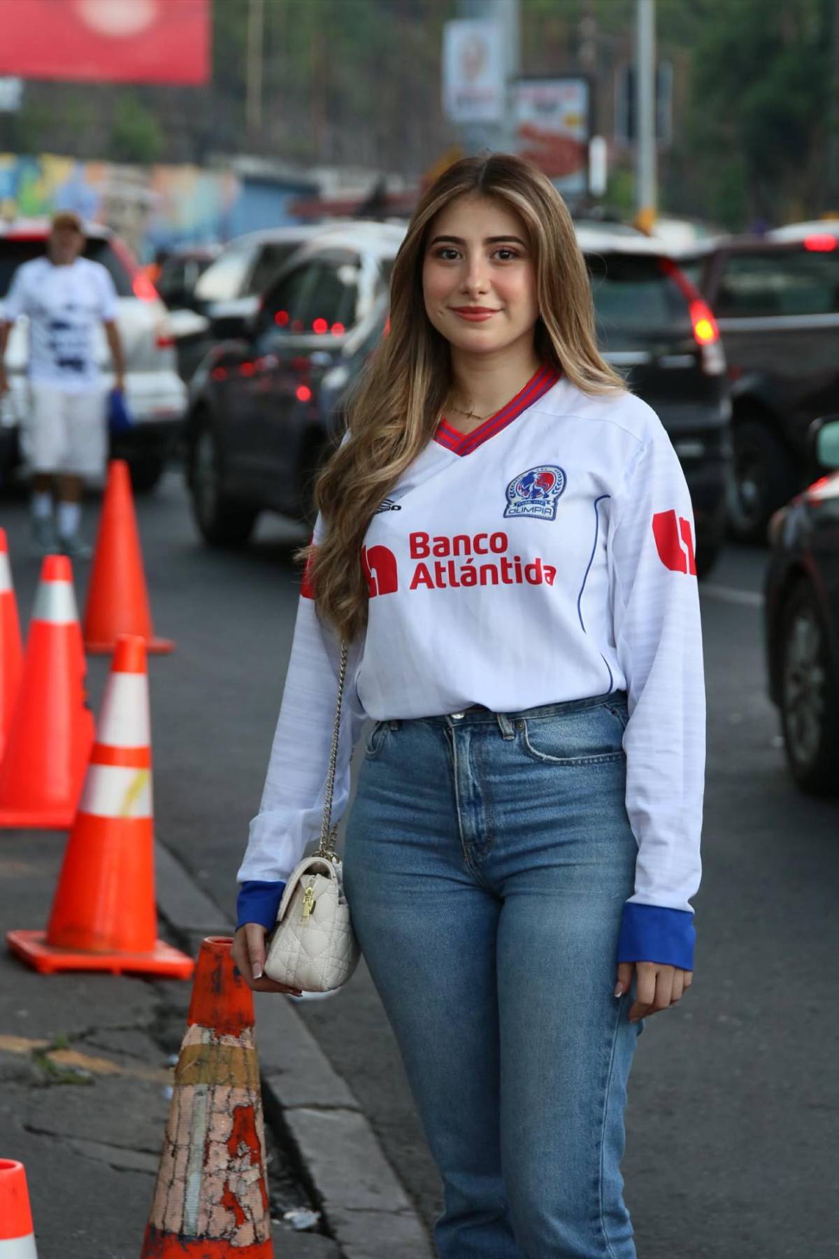 La bella barbie en el Nacional, el show de la Ultra Fiel y se burlan del Motagua en la previa del Olimpia-Cartaginés