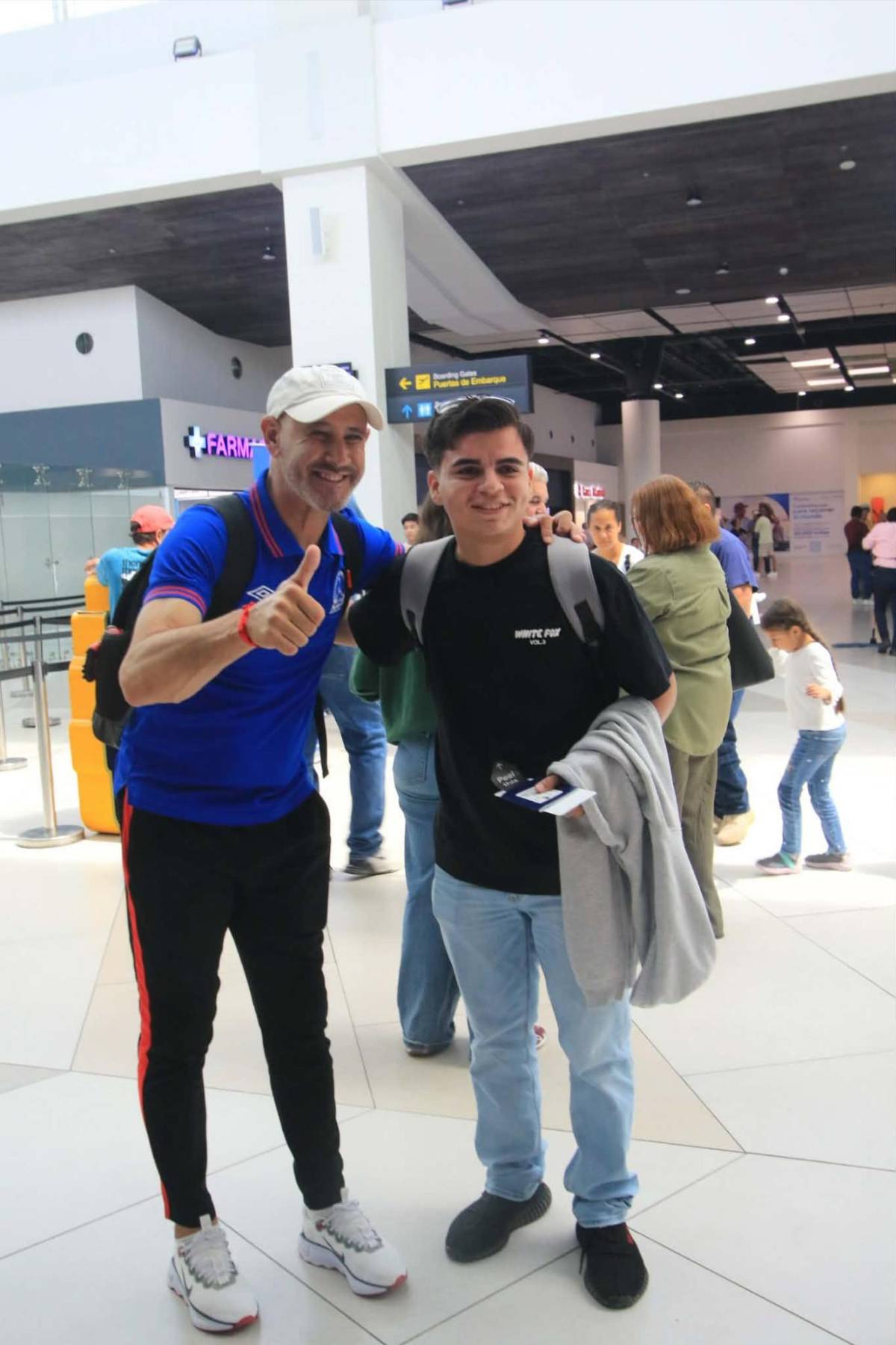Menjívar y Edwin fueron sorprendidos y fan robó suspiros: Olimpia voló a Panamá