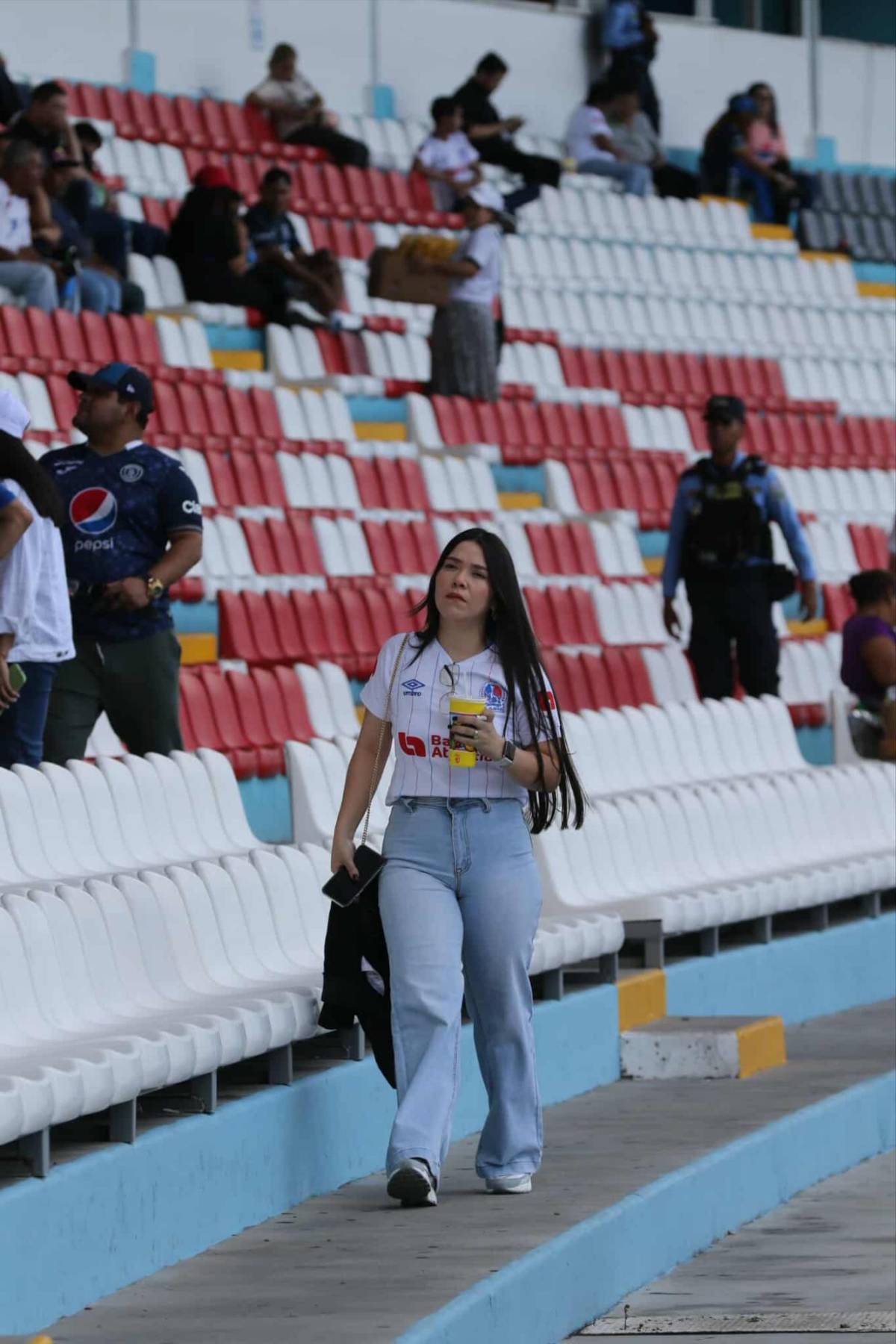 Belleza en el derbi Olimpia vs Motagua: las aficionadas engalanan el ambiente que se vive en Tegucigalpa