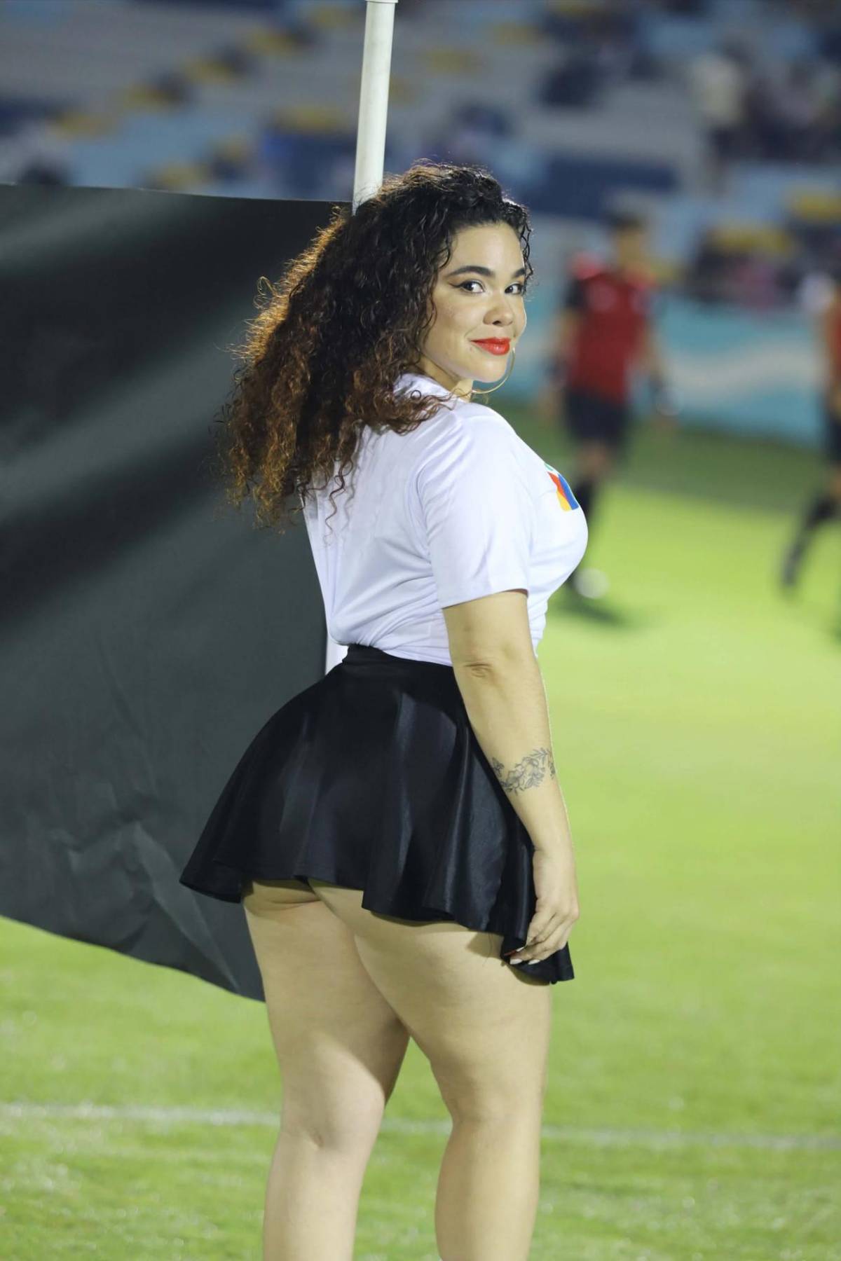 ¿Quién es la guapa colocha que robó suspiros en La Ceiba? La belleza y las familias coparon el duelo Victoria vs Olimpia
