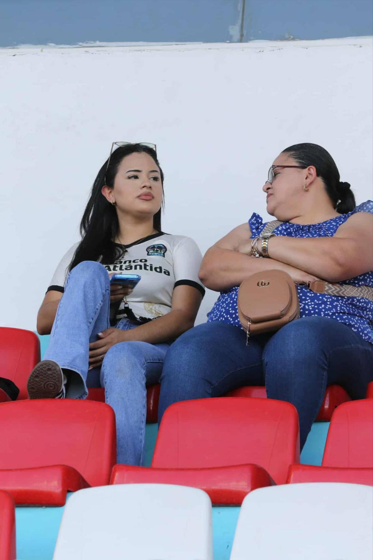 Belleza en el derbi Olimpia vs Motagua: las aficionadas engalanan el ambiente que se vive en Tegucigalpa