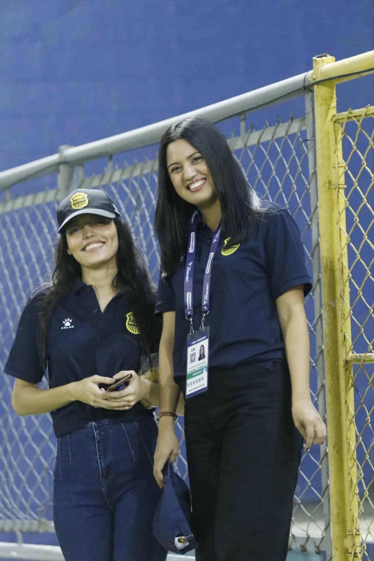 El amor invade a Nixon Cruz, vuelve tras meses lesionado y aficionada de Choloma se lleva las miradas en el juego que triunfó Real España