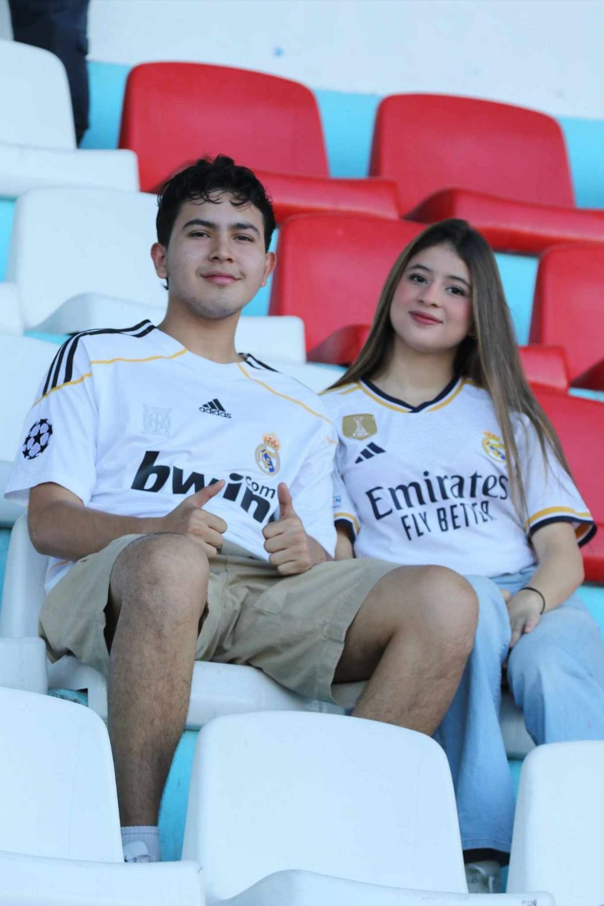 Ambientazo de la Ultra Fiel, aficionado fue capturado y bellas chicas engalanan el Nacional para el Olimpia - Real España