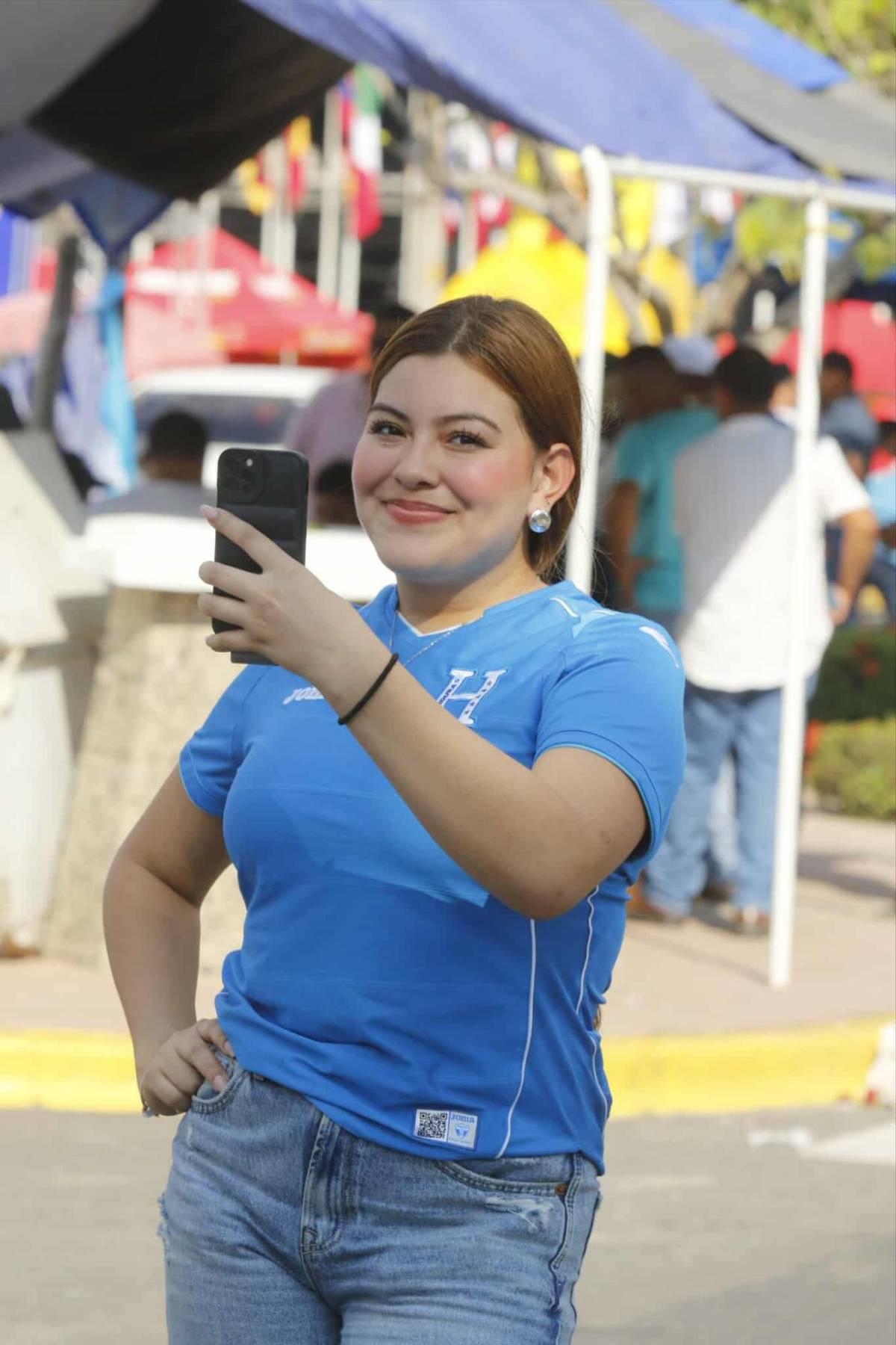 ¡Robaron suspiros! Las bellas chicas que engalanaron el Morazán para el Honduras vs Costa Rica por la eliminatoria
