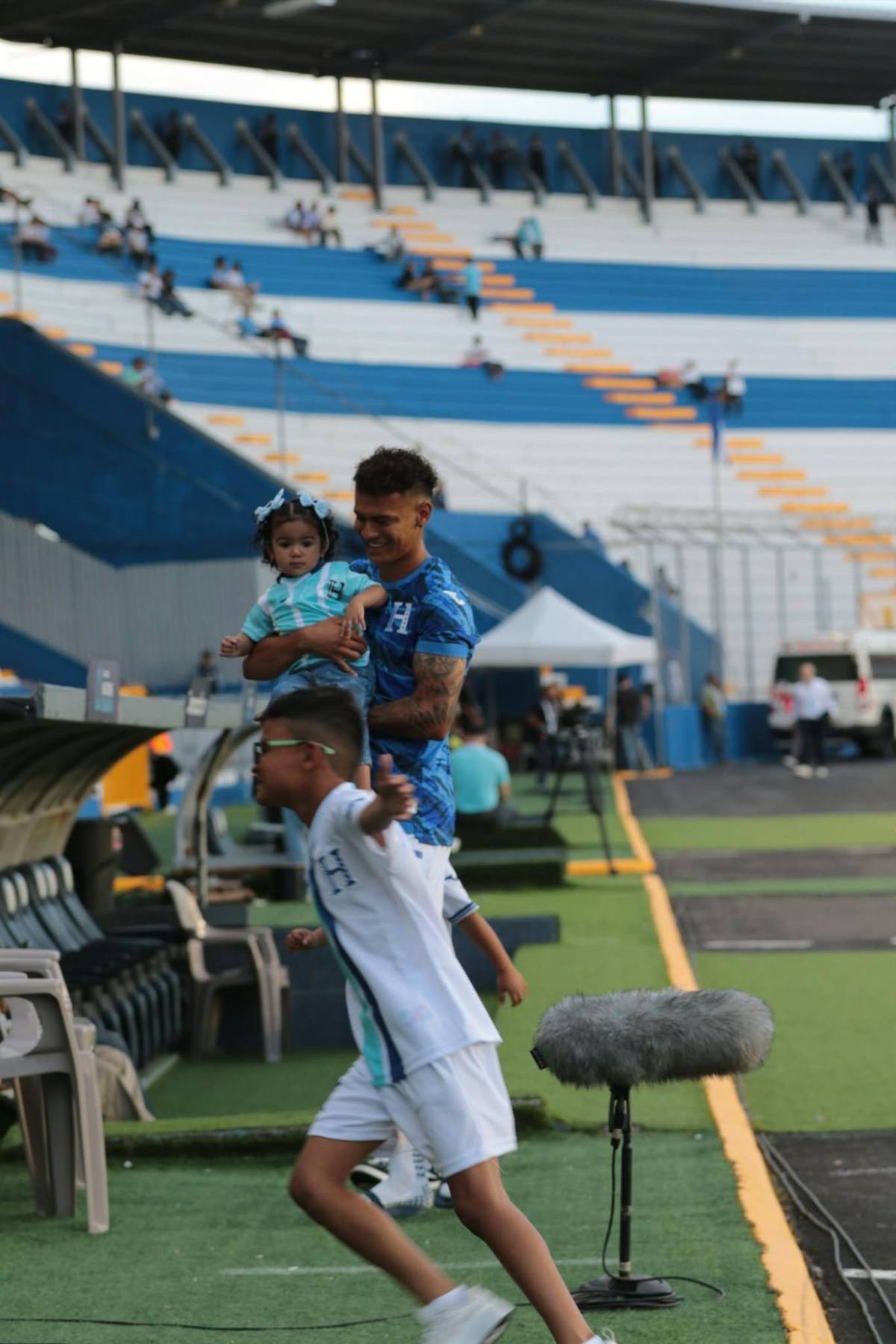 El club que vino a ver a Keyrol,  incómodo beso a Kervin y la de verde se robó las miradas