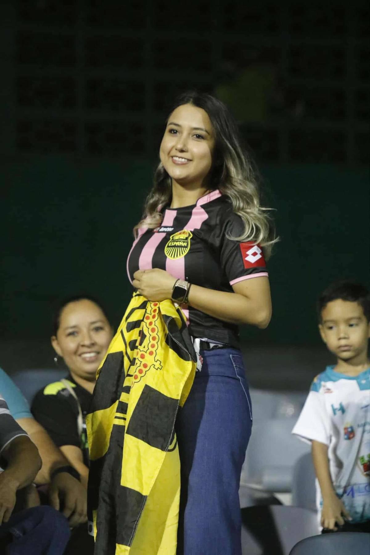 La polémica jugada de Olimpia que reclama Patón, diluvios en los estadios y las bellas modelos que se mojaron en Choluteca