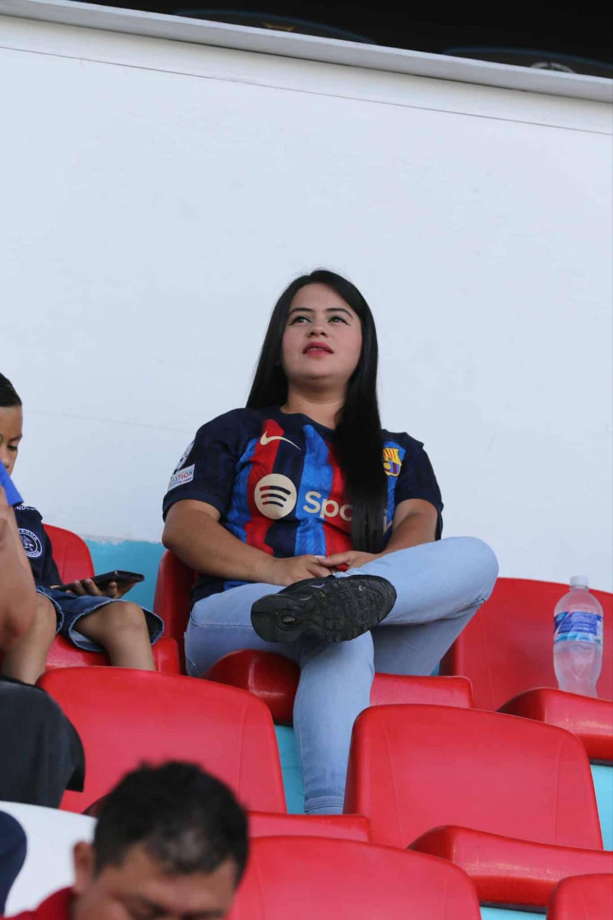 Belleza en el derbi Olimpia vs Motagua: las aficionadas engalanan el ambiente que se vive en Tegucigalpa