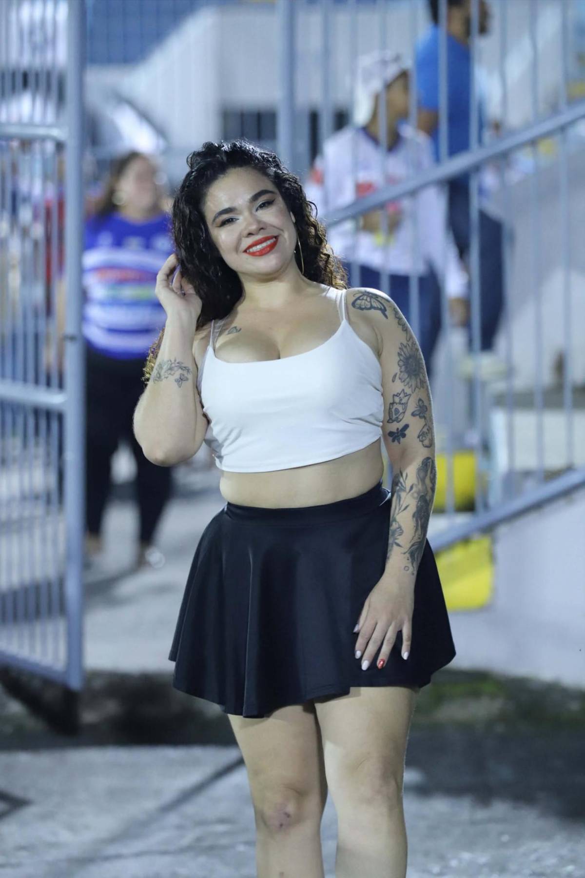 ¿Quién es la guapa colocha que robó suspiros en La Ceiba? La belleza y las familias coparon el duelo Victoria vs Olimpia