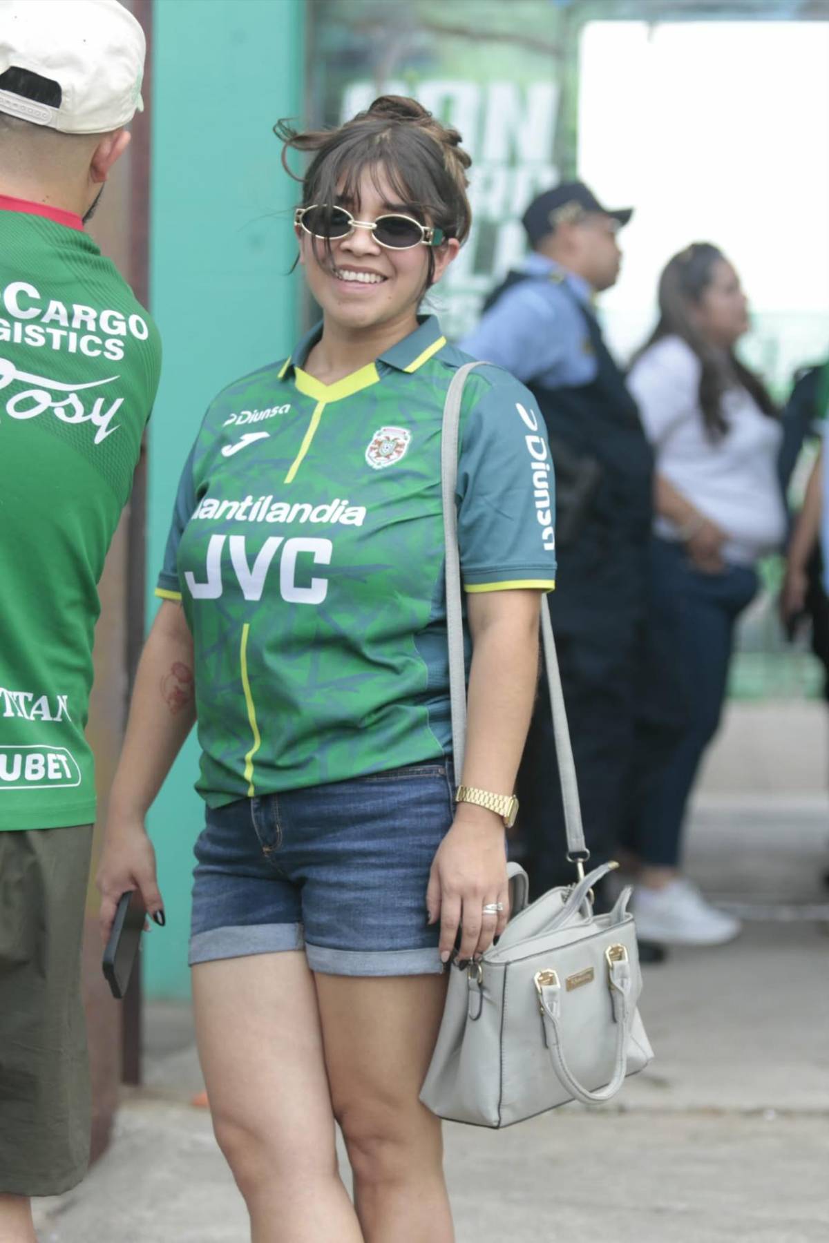 La chica de rosado que cautivó en la previa del Marathón vs Olimpia y las bellezas que llegaron al Yankel Rosenthal