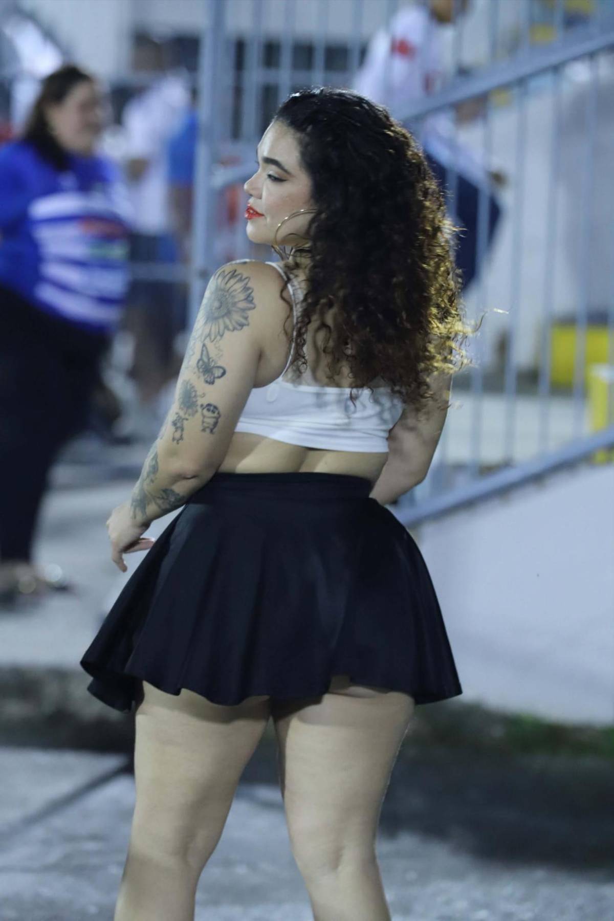 ¿Quién es la guapa colocha que robó suspiros en La Ceiba? La belleza y las familias coparon el duelo Victoria vs Olimpia