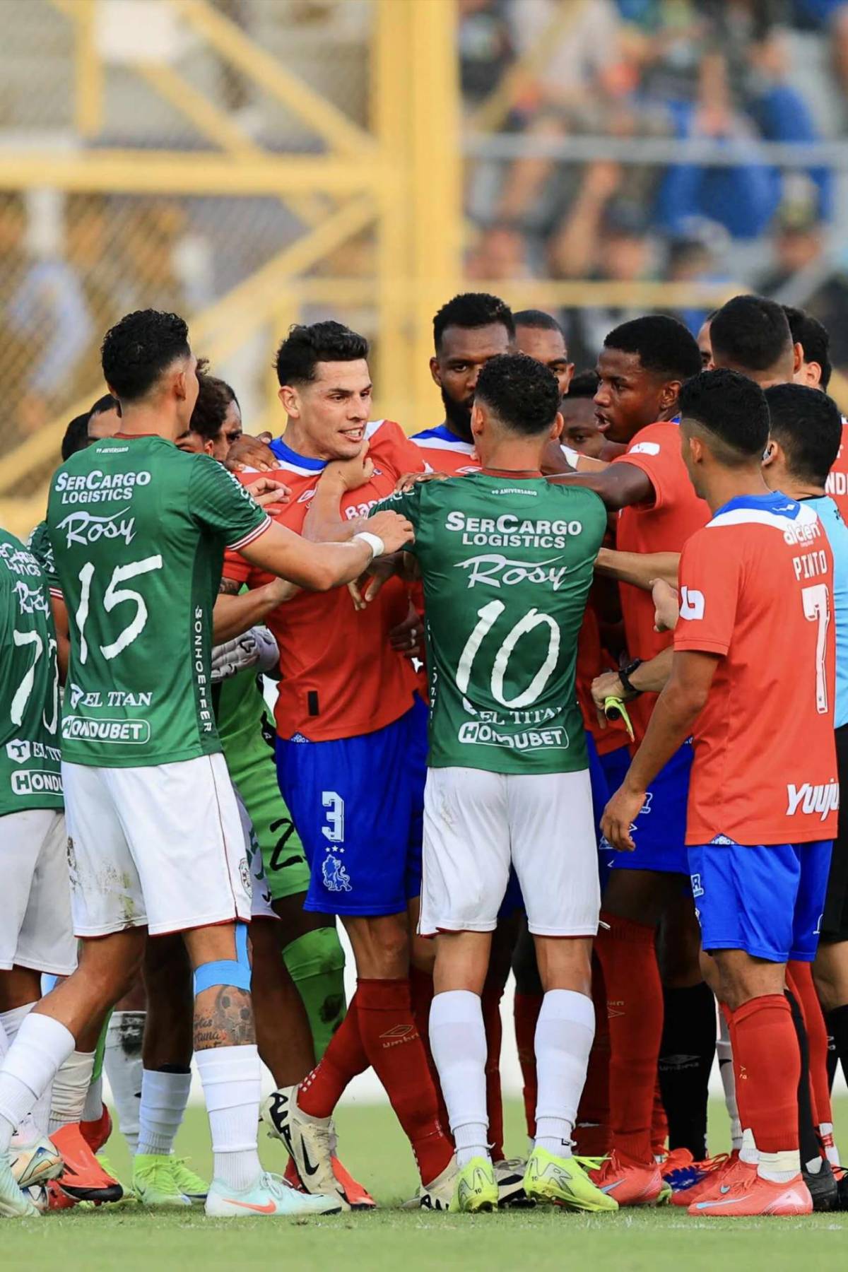 Tremenda bronca al final del clásico, fiesta melenuda para sacudirse la crisis y modernizan al Morazán en el Marathón vs Olimpia