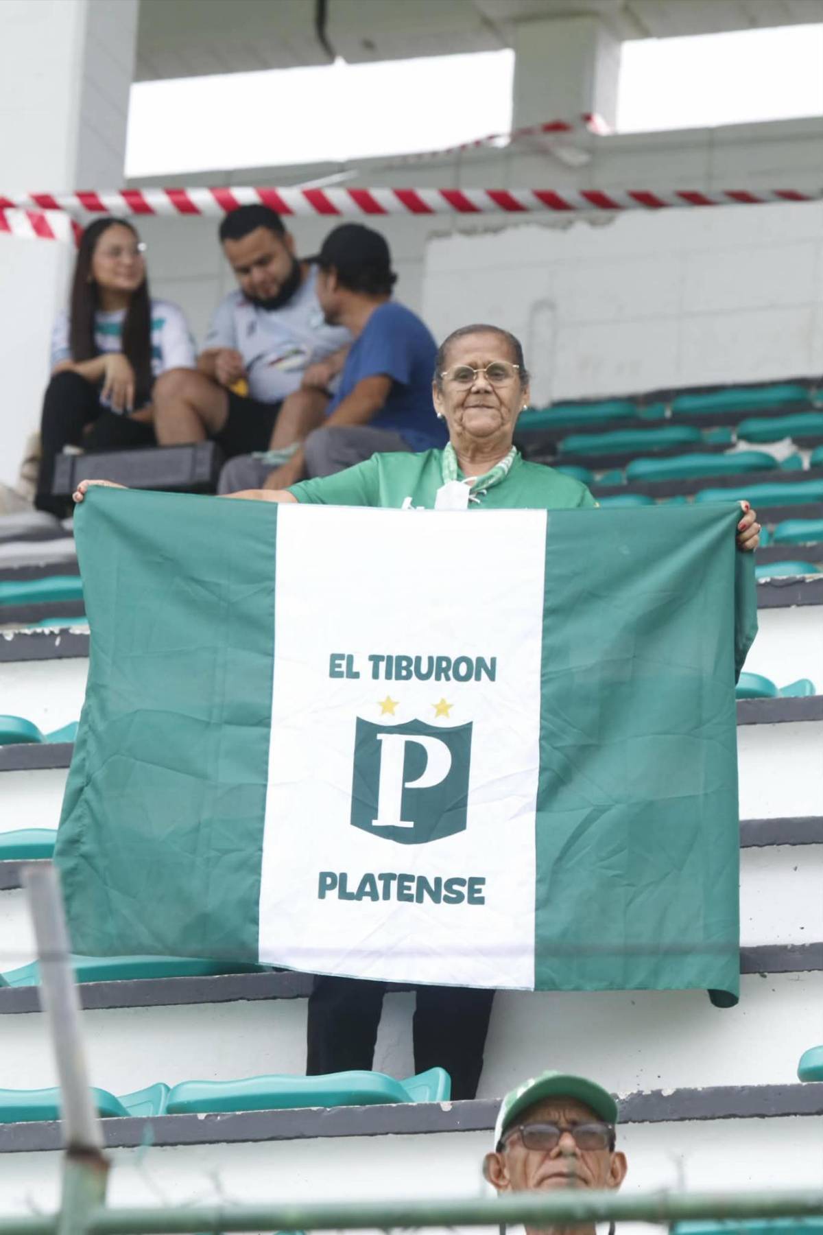 Las dos chicas que eclipsaron en el Excélsior y lo que ingresaron los árbitros al estadio sin ser vistos por la afición