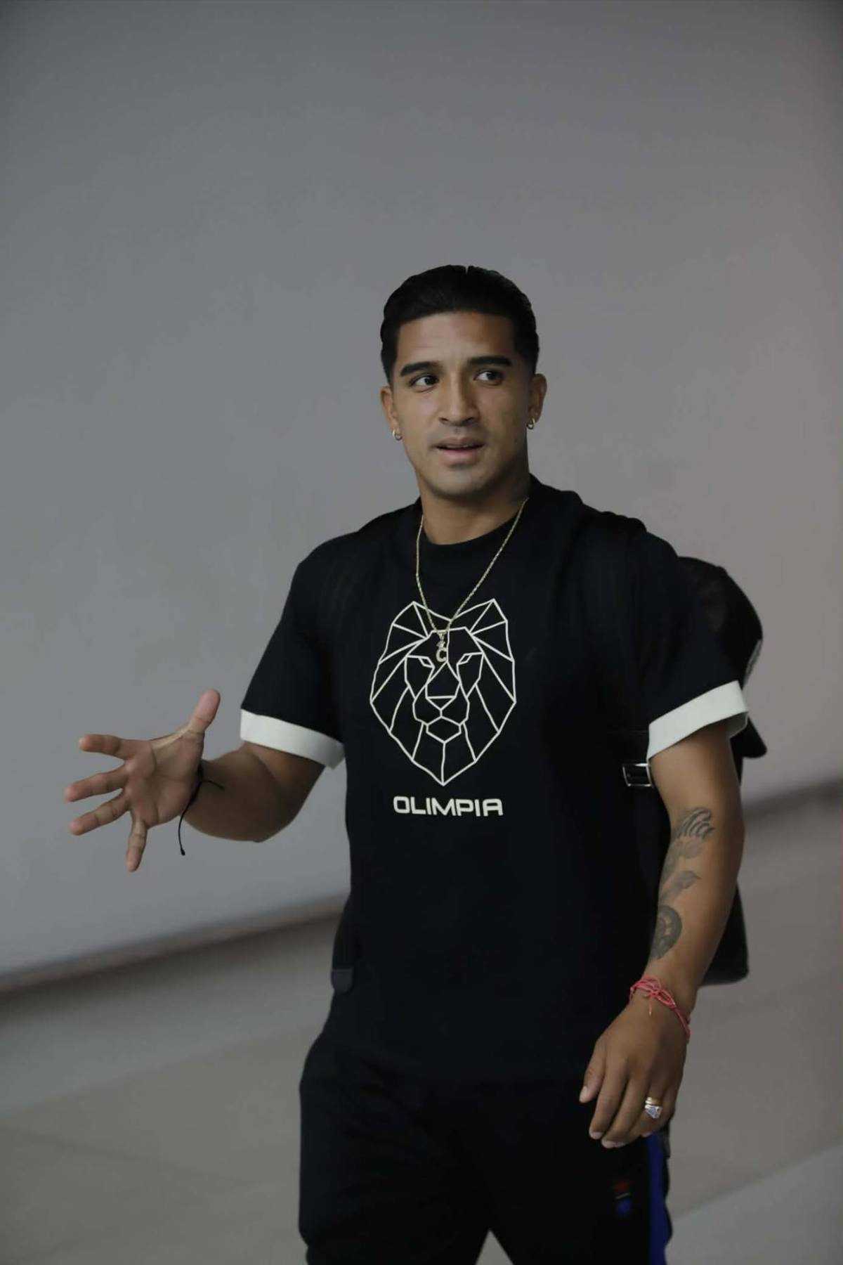 Menjívar y Edwin fueron sorprendidos y fan robó suspiros: Olimpia voló a Panamá