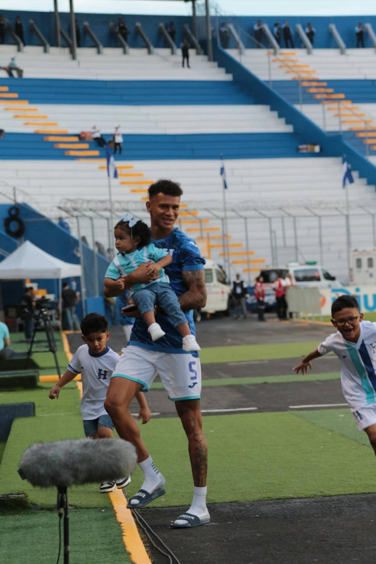 El club que vino a ver a Keyrol,  incómodo beso a Kervin y la de verde se robó las miradas
