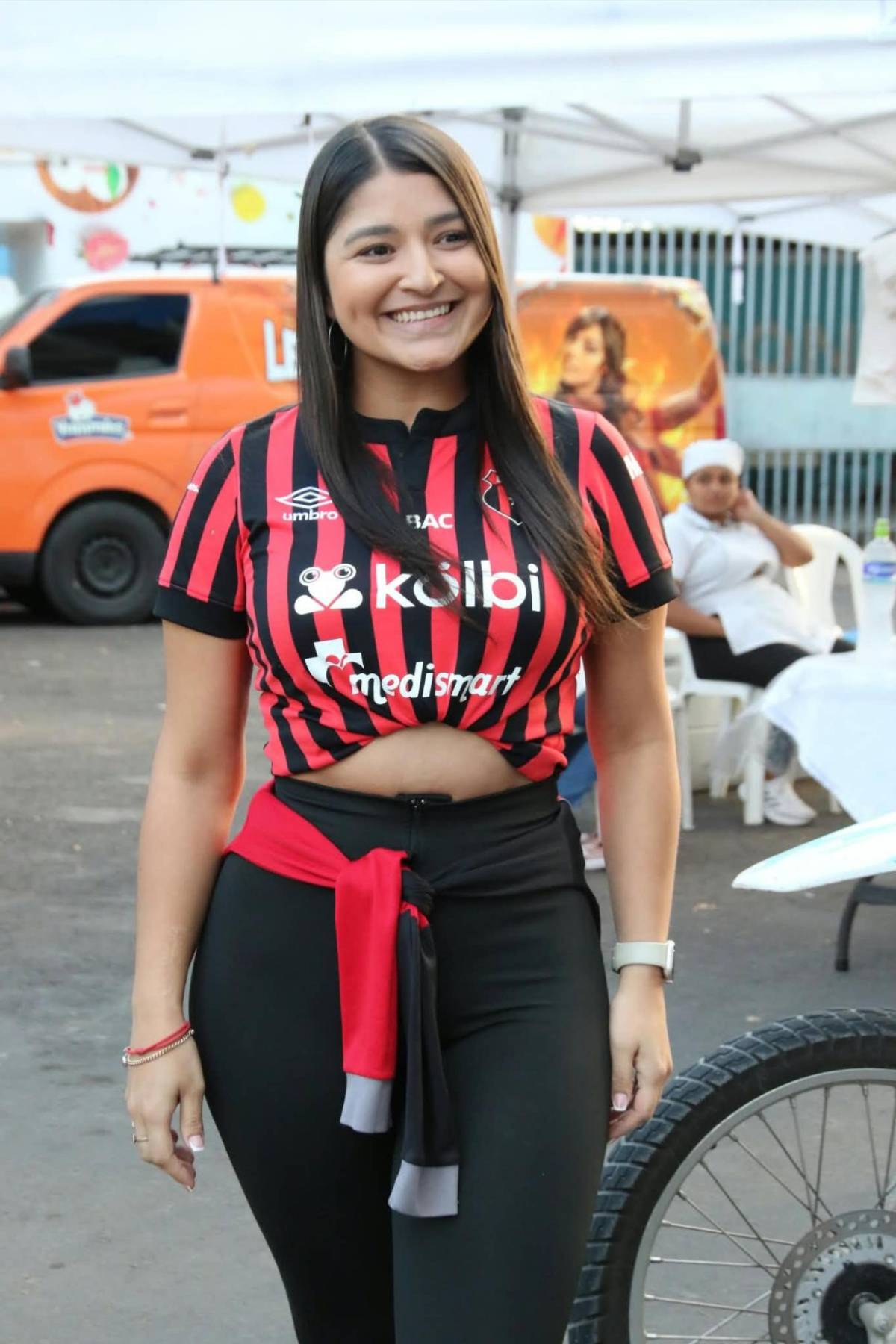 Ambientazo para el Motagua-Alajuelense y las muñecotas en el Estadio Nacional