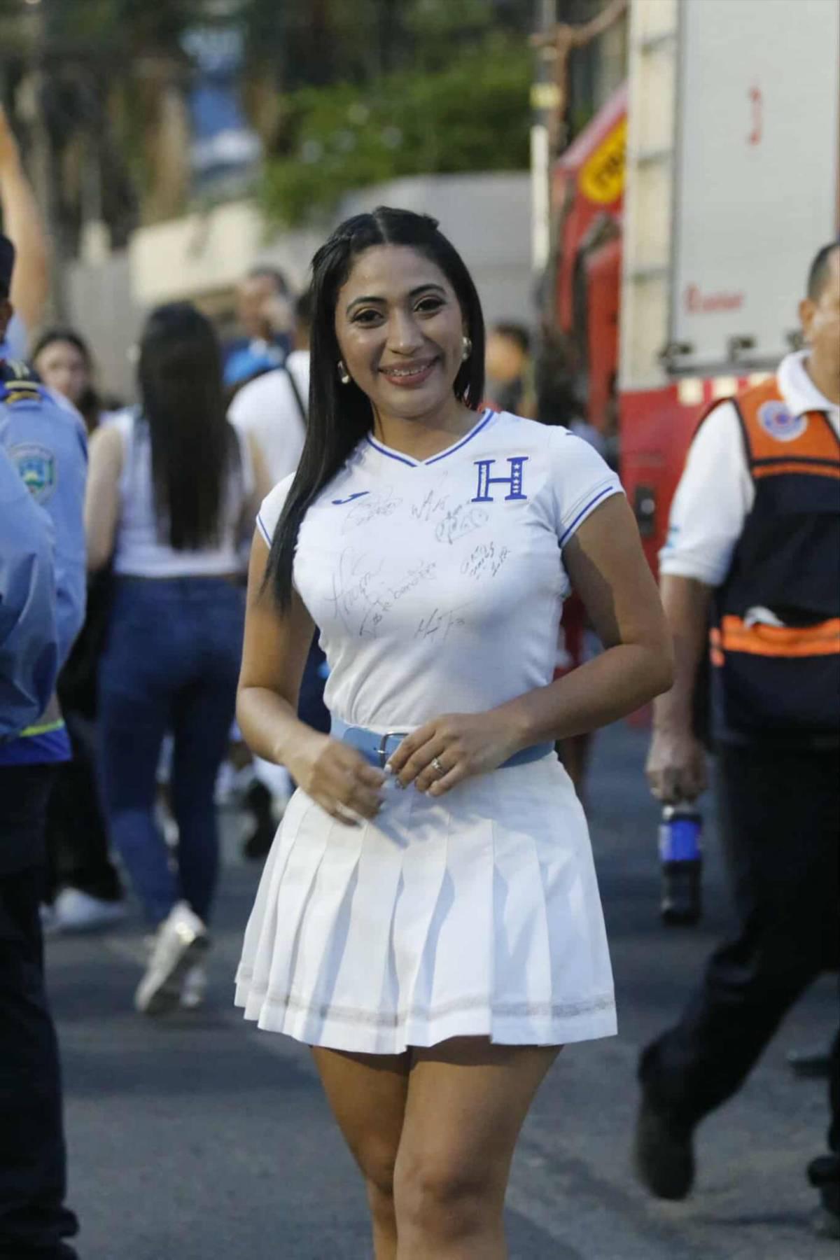 ¡Robaron suspiros! Las bellas chicas que engalanaron el Morazán para el Honduras vs Costa Rica por la eliminatoria