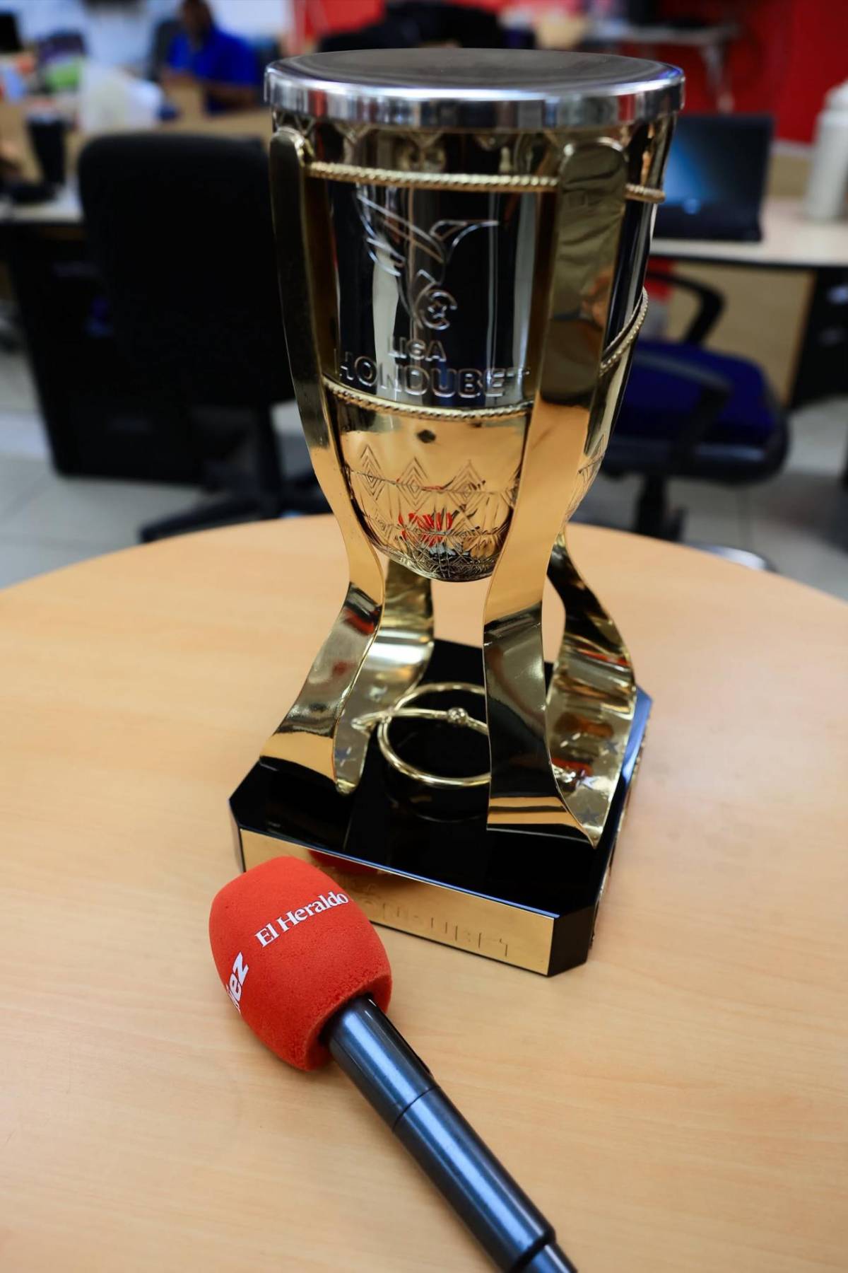 La Copa del próximo campeón de Liga Nacional visitó la sala de Redacción de DIEZ