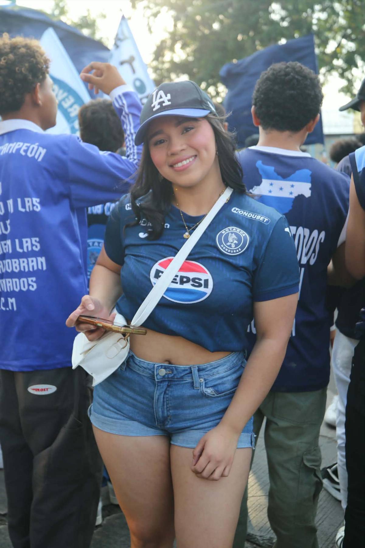 Chicas, niños y el sujeto que bajó del bus del Génesis previo al partido vs Motagua