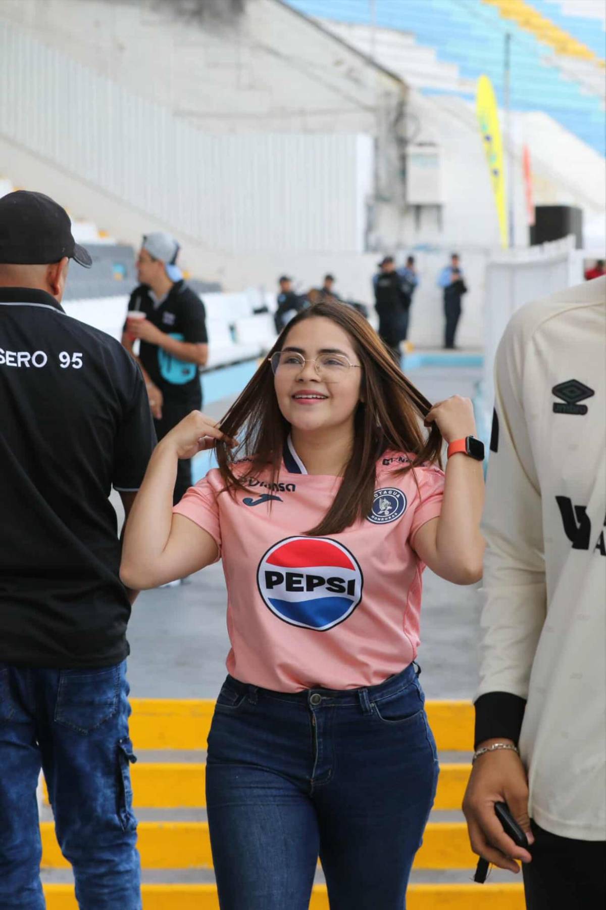 Belleza en el derbi Olimpia vs Motagua: las aficionadas engalanan el ambiente que se vive en Tegucigalpa