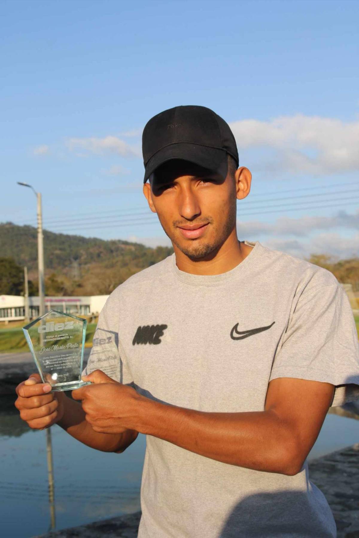 Futbolistas del Olimpia reciben los trofeos de Premios DIEZ, nuevo look ¿Posible sorpresa en el 11 titular?