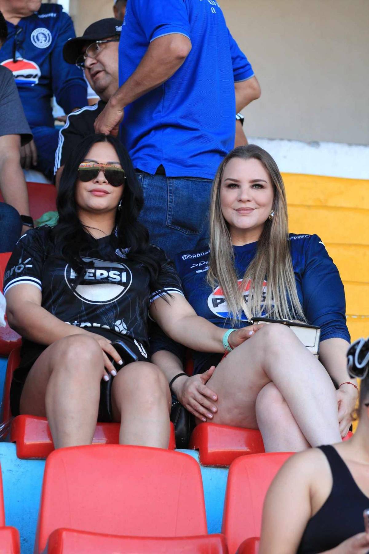 ¿Quién es la edecán que robó miradas? Familia Izaguirre sobresale y europeos no le quitan la mirada a los jugadores