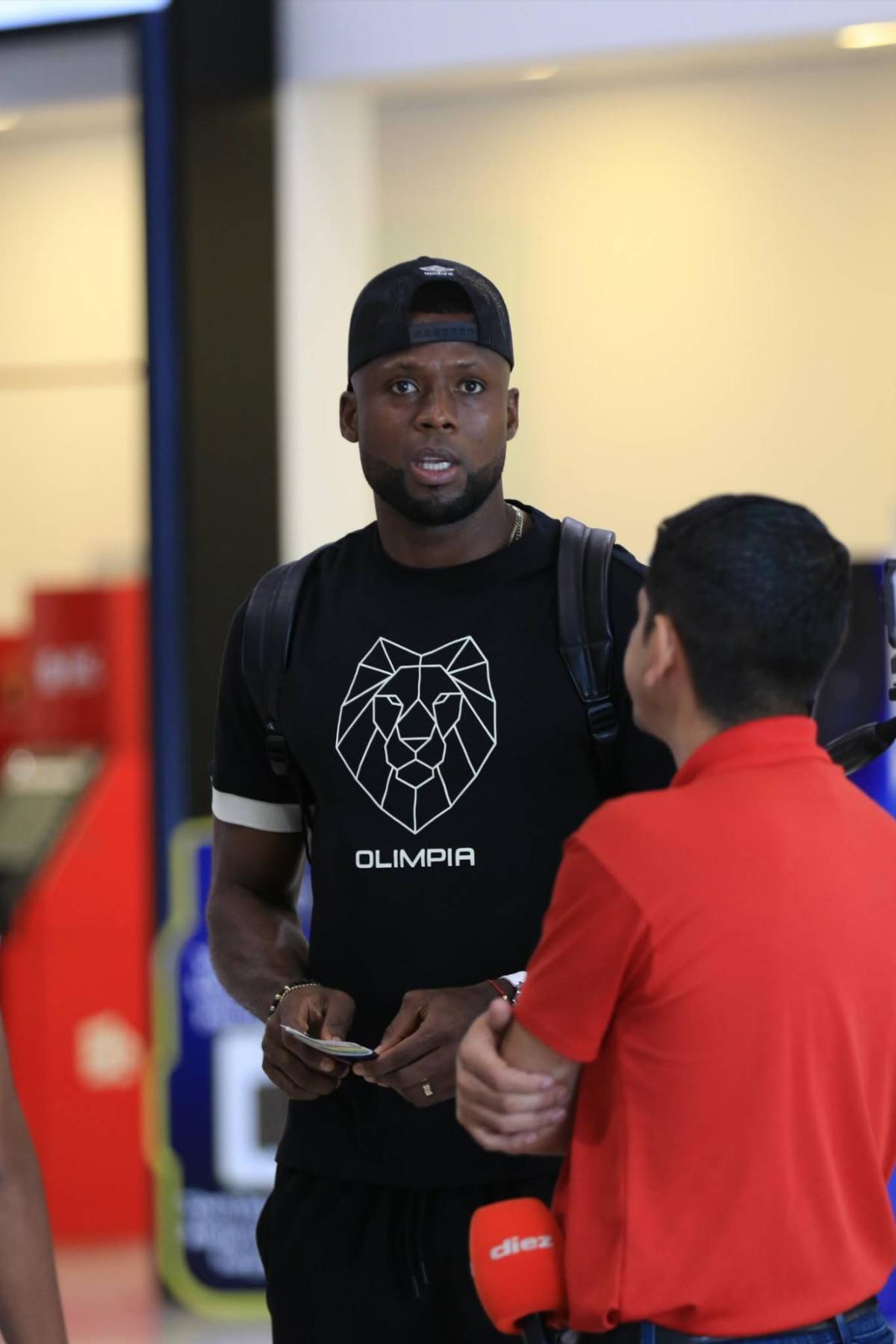 Menjívar y Edwin fueron sorprendidos y fan robó suspiros: Olimpia voló a Panamá